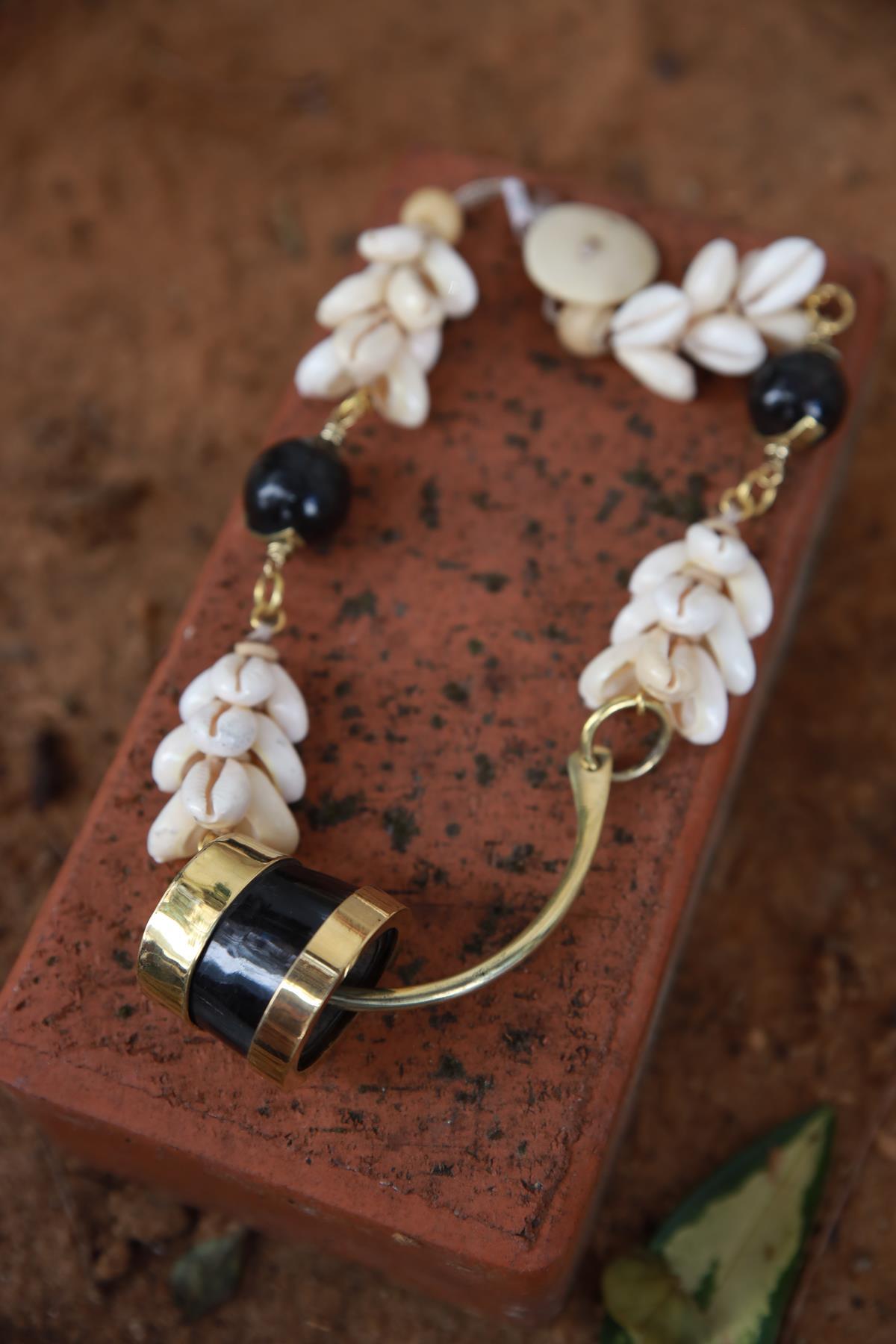 Horn Detailed Seashell Design Necklace