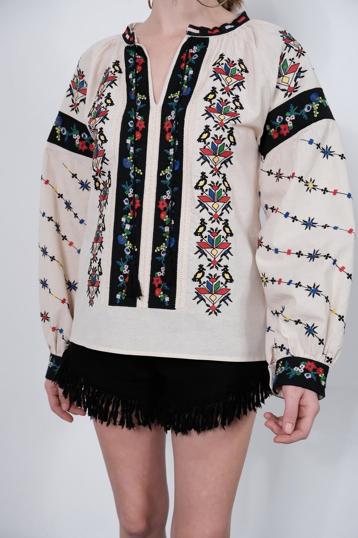  Krem Rengi Yakası Püsküllü İşlemeli Balon Kol Bluz