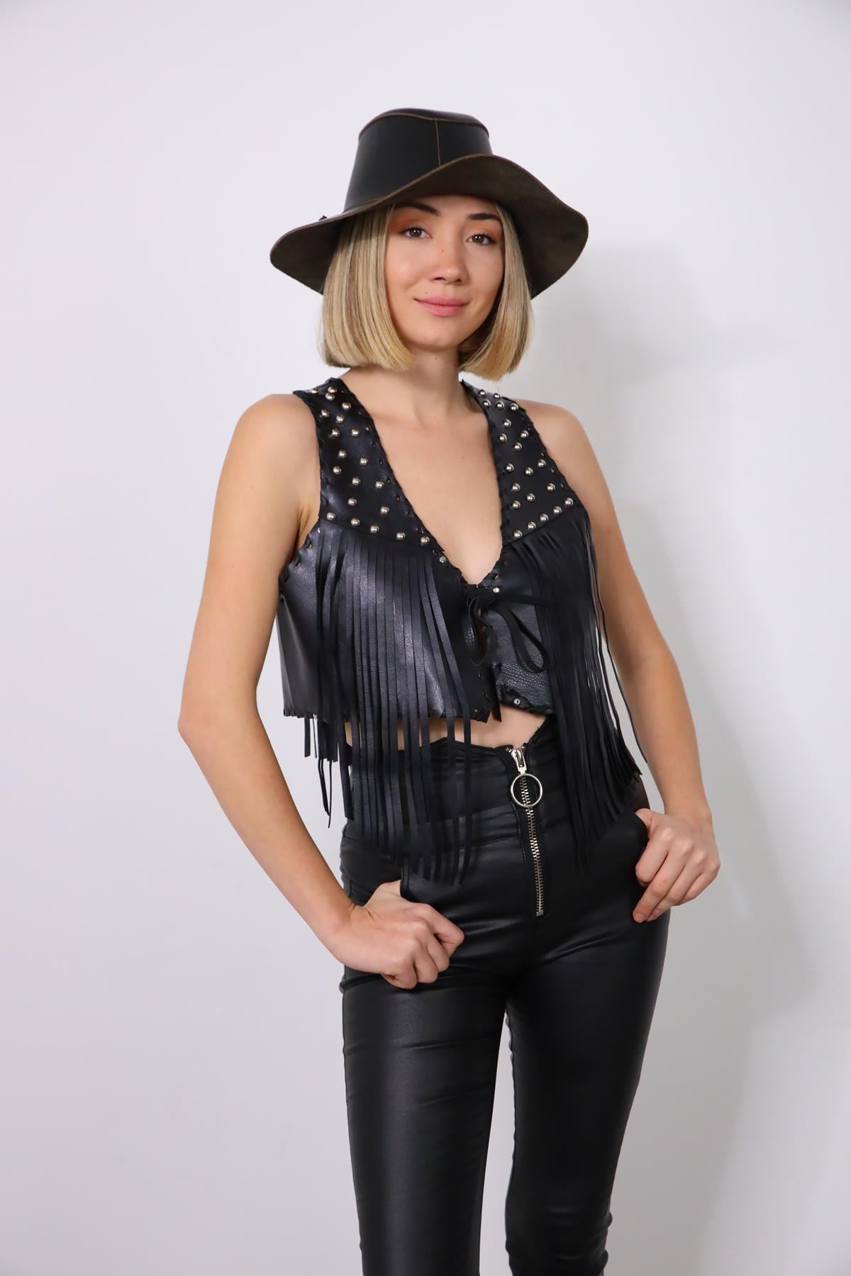 Siyah Zımba Detaylı Püsküllü Deri Yelek - Şaman Butik Siyah Zımba Detaylı Püsküllü Deri Yelek