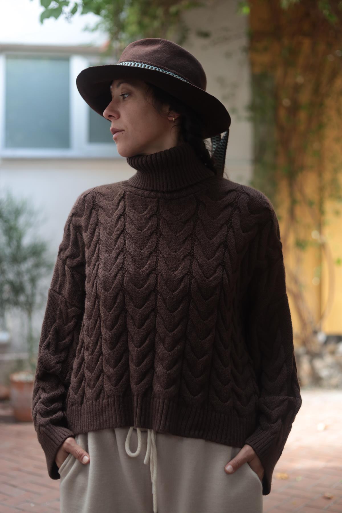 Kahverengi Boğazlı Örgü Desenli Salaş Kazak