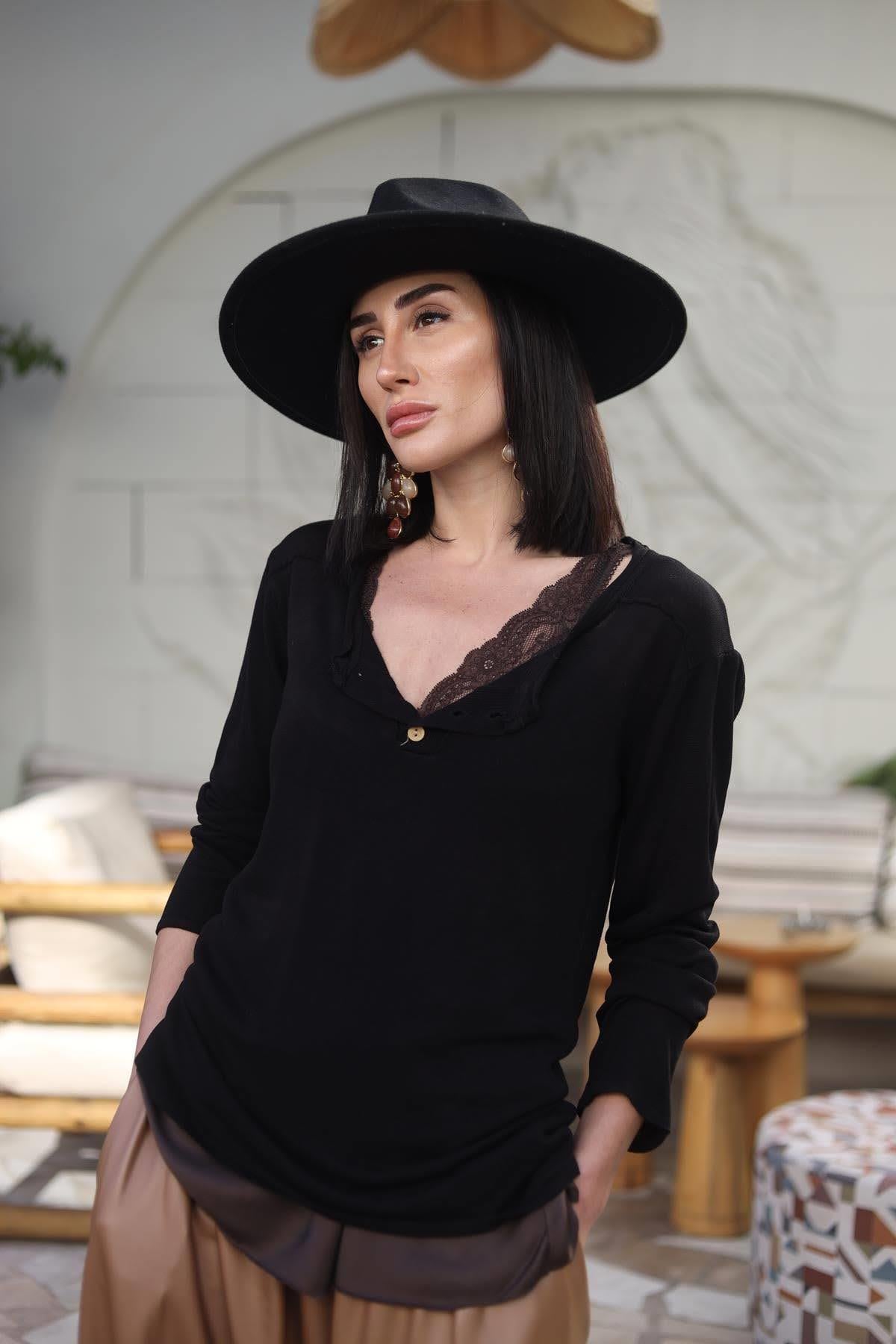 Siyah Yakası Düğmeli İnce Triko Bluz