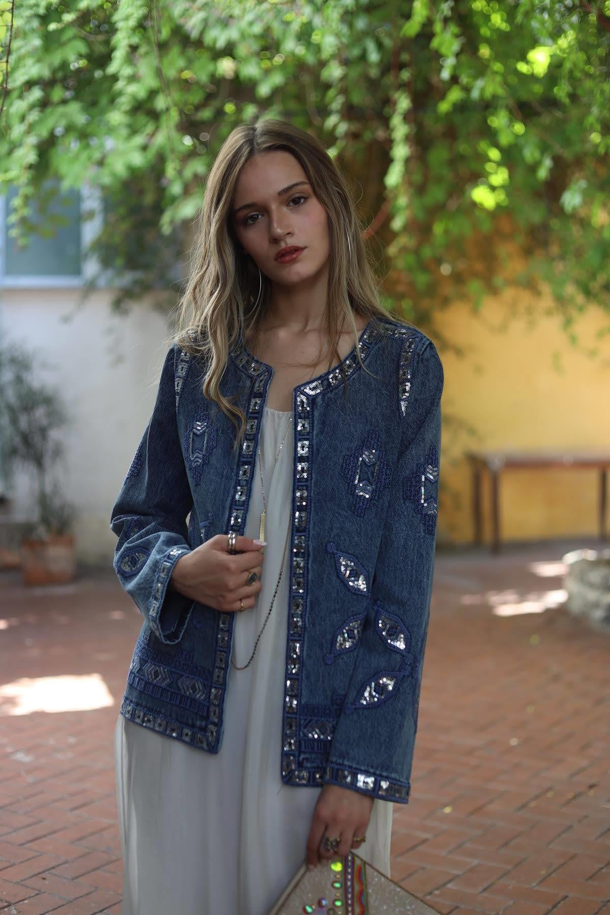 Mavi Payet Detaylı Nakışlı Kot Ceket