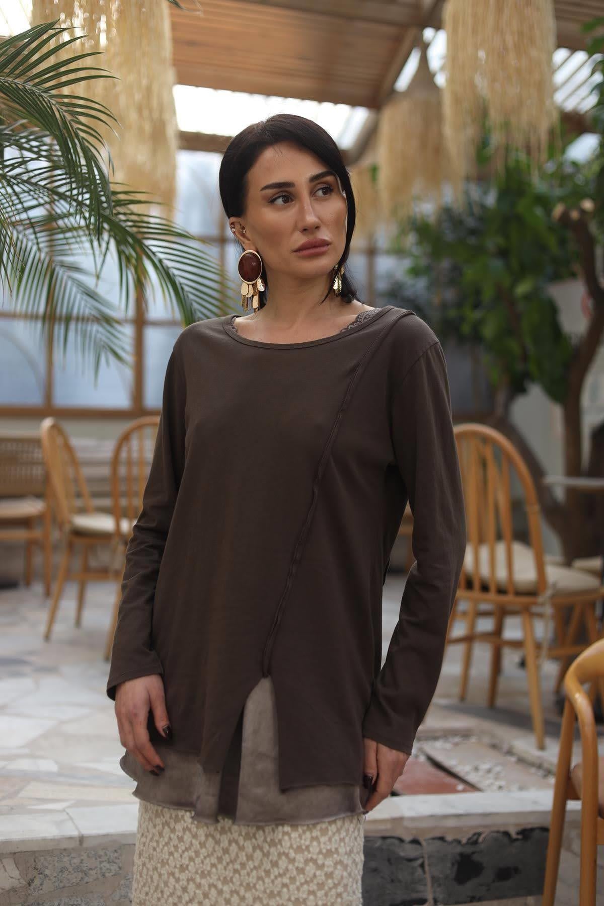 Kahverengi Dikiş Detaylı Yırtmaçlı Penye Bluz