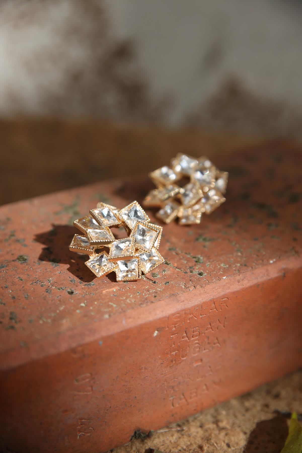 Taş Detaylı Gold Küpe