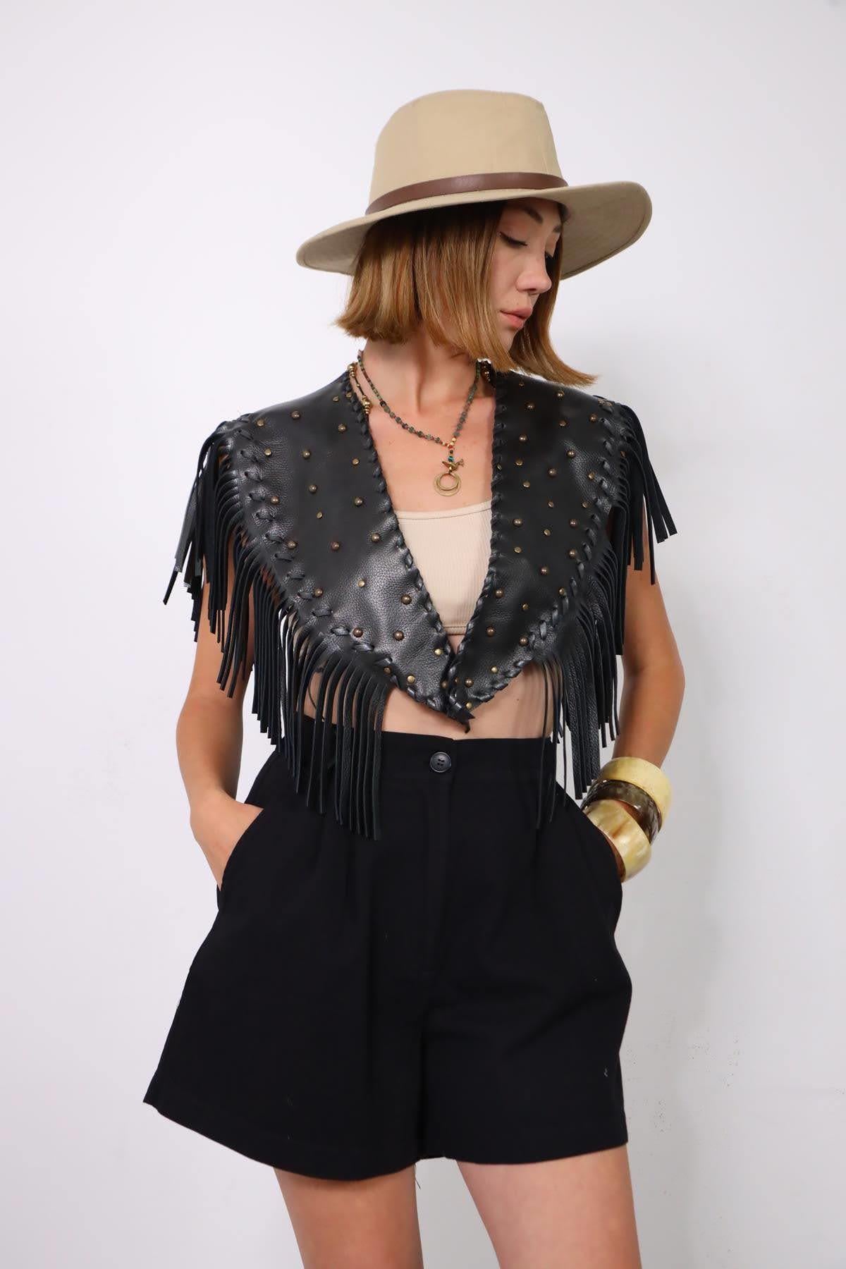 Siyah Zımba Detaylı Püsküllü Deri Yelek - Şaman Butik Siyah Zımba Detaylı Püsküllü Deri Yelek