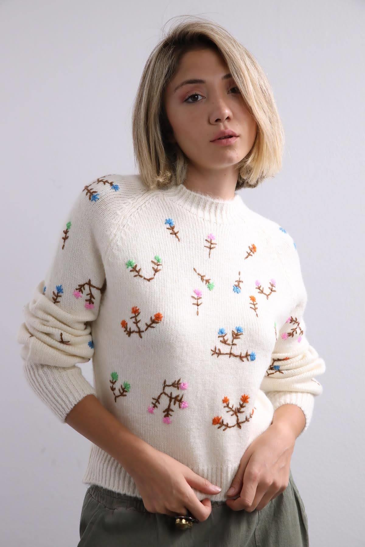  Krem Rengi Çiçek İşlemeli Kazak