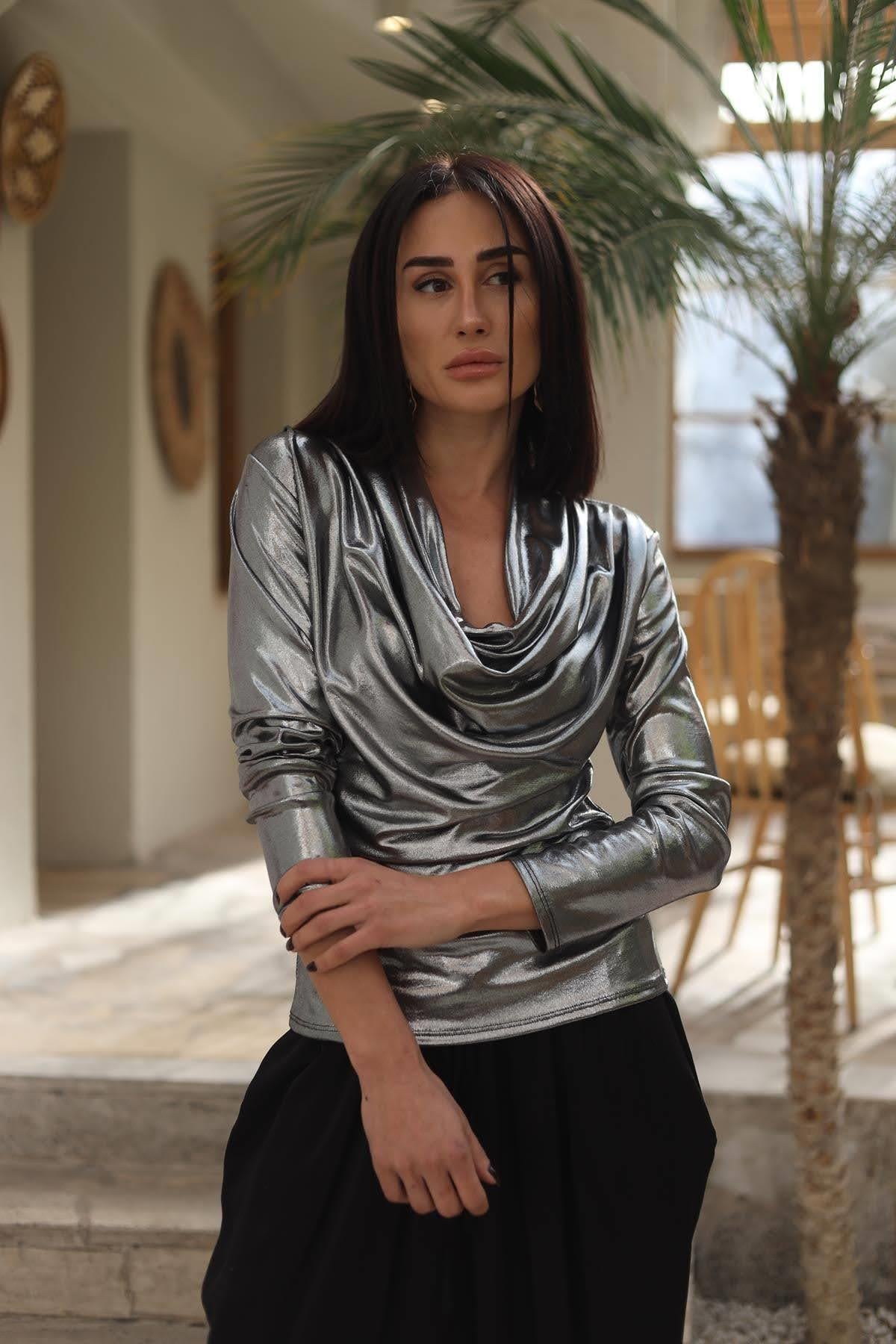 Gümüş Rengi Degaje Yaka Parlak Bluz