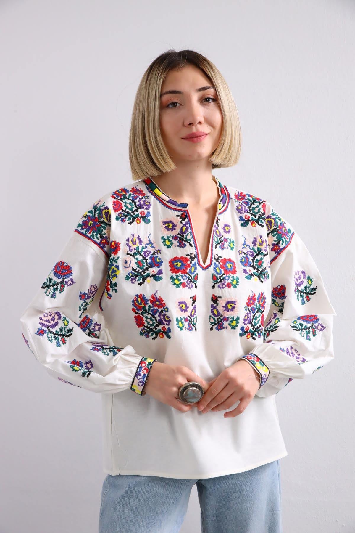 Beyaz Kanaviçe İşlemeli V Yaka Bluz - Şaman Butik - Bohem Giyim ve Aksesuar | Kadın & Erkek Beyaz Kanaviçe İşlemeli V Yaka Bluz