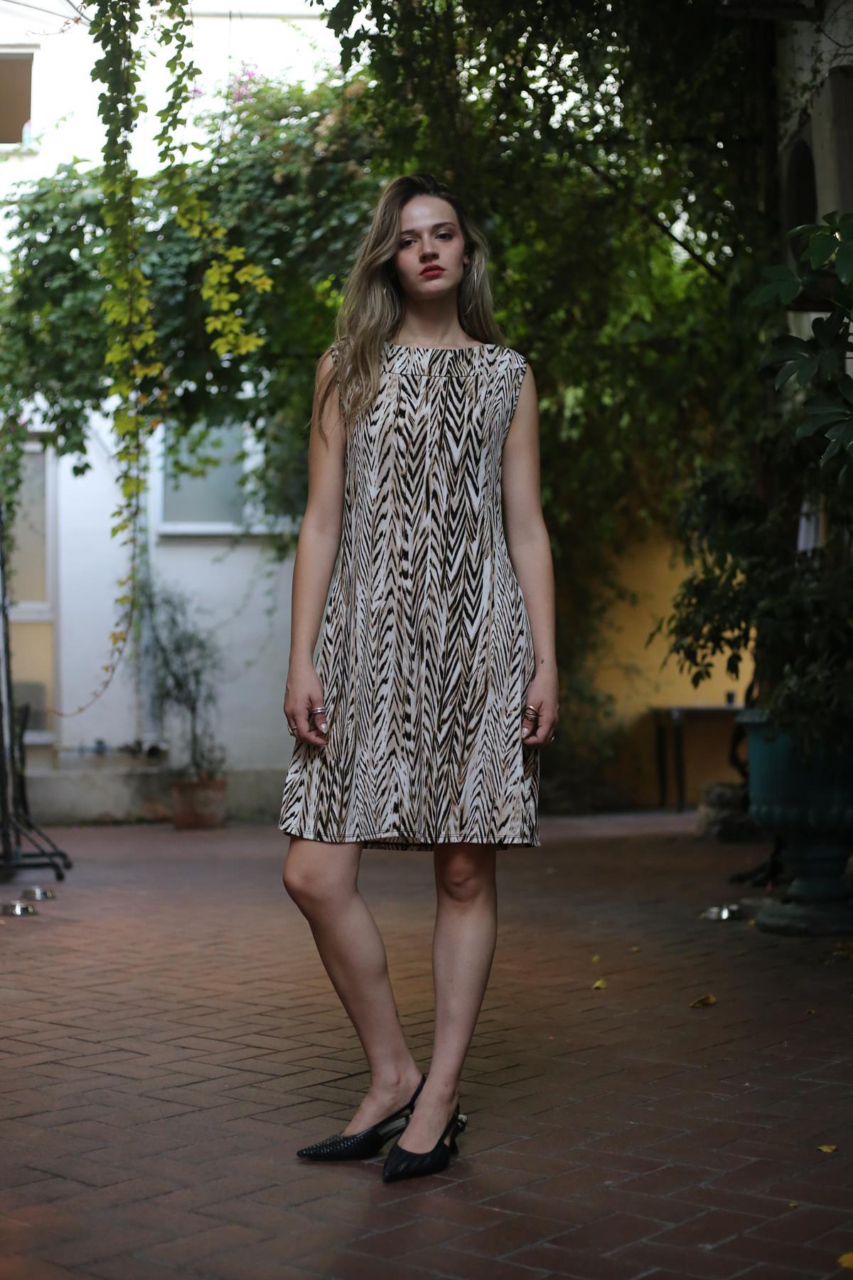 Ekru Desenli Yaka Detaylı Kolsuz Jarse Elbise