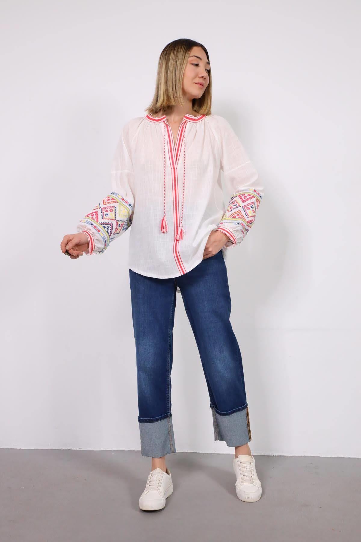  Beyaz Püsküllü Kesik V Yaka Kolları İşlemeli Bluz