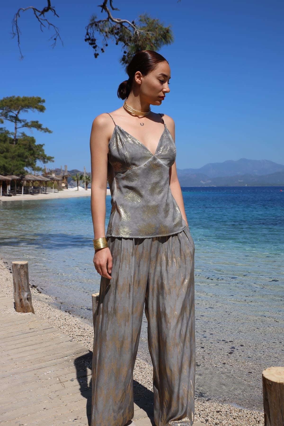 Gri Altın Varaklı Askılı Bluz ve Pantolon Takım - Şaman Butik Gri Altın Varaklı Askılı Bluz ve Pantolon Takım