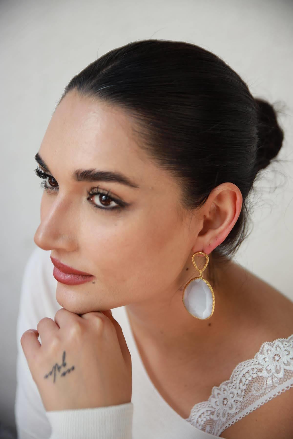 Doğal Taş Detaylı Altın Kaplama Tasarım Küpe