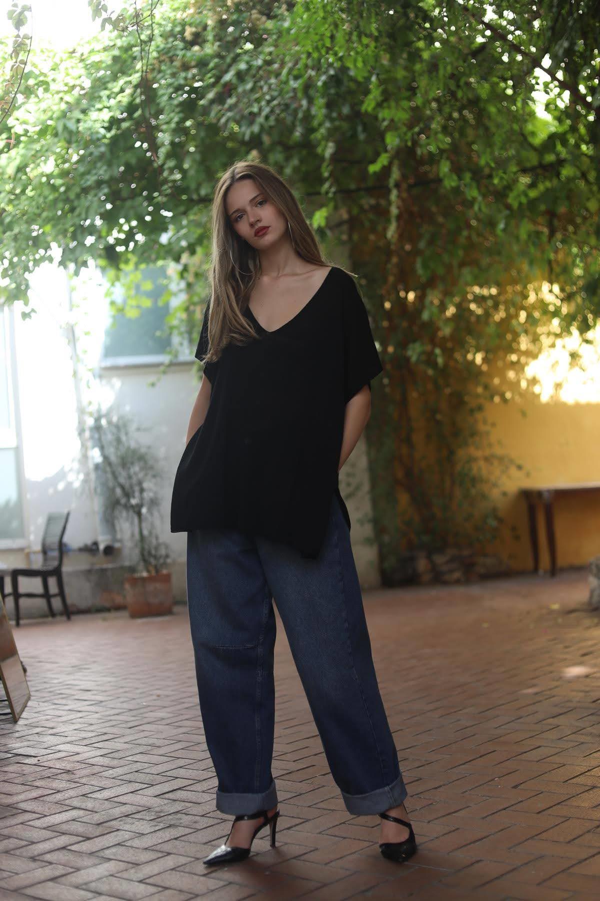 Siyah V Yaka Yırtmaçlı Yarasa Kol Bluz