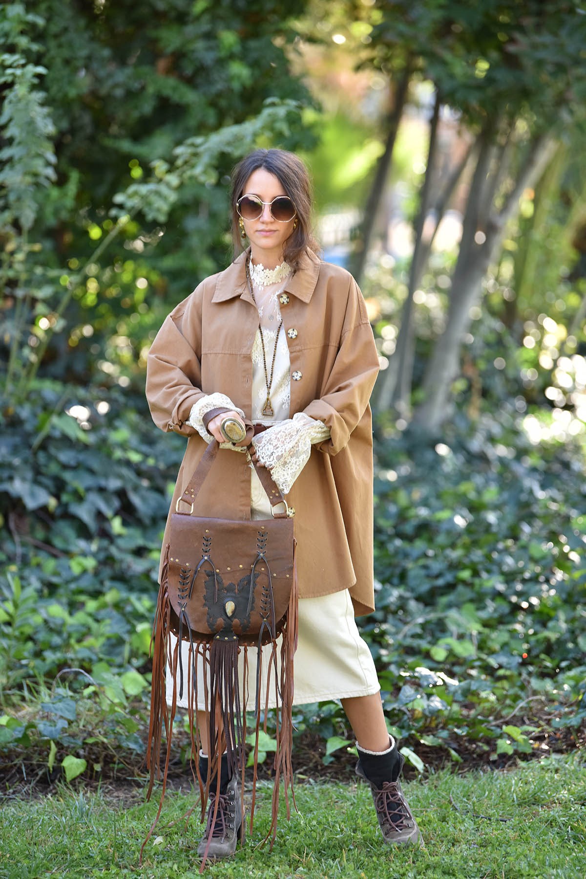  Kahverengi Doğal Taş Detay Püsküllü Deri Çanta