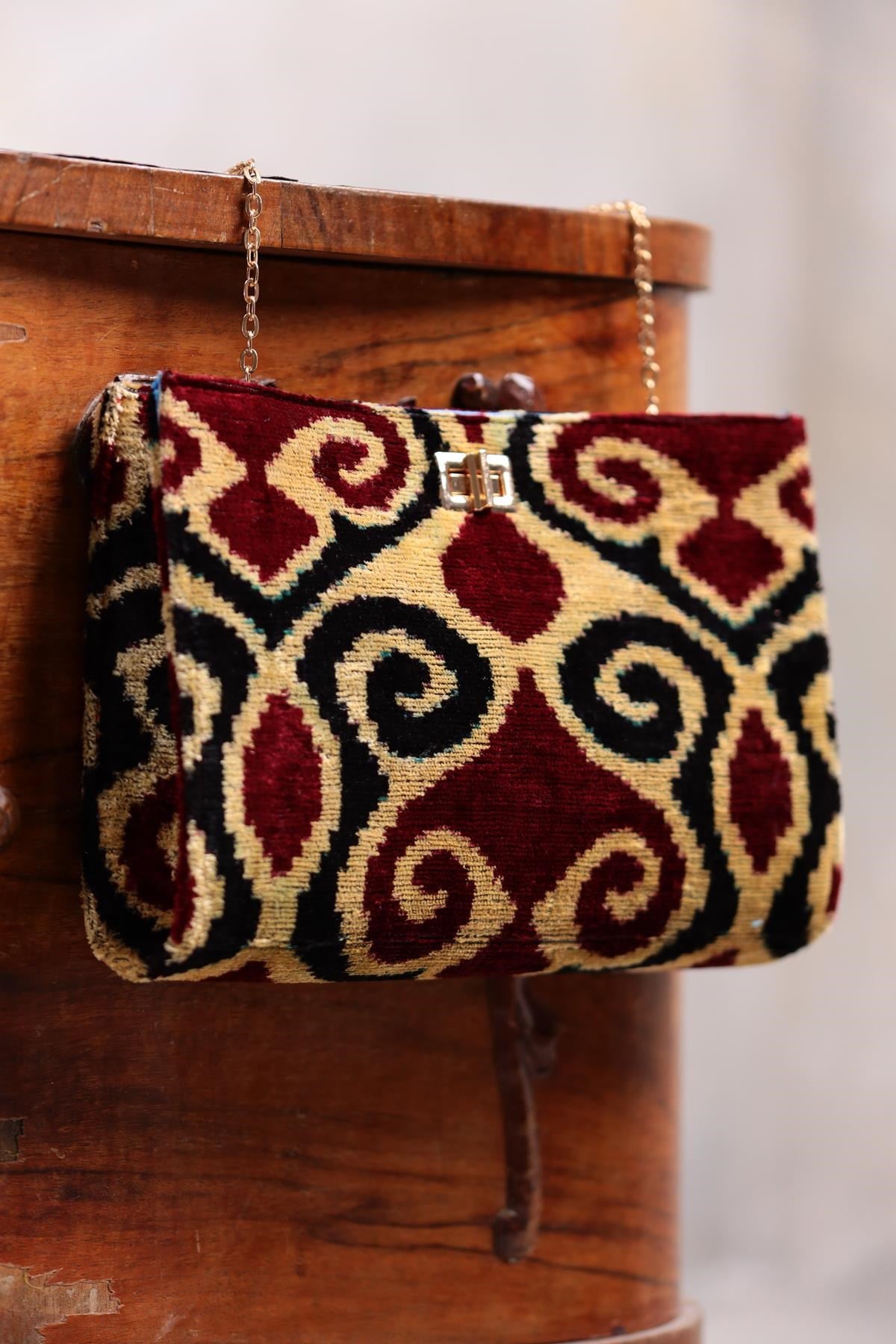  Siyah İşlemeli İkat Çanta