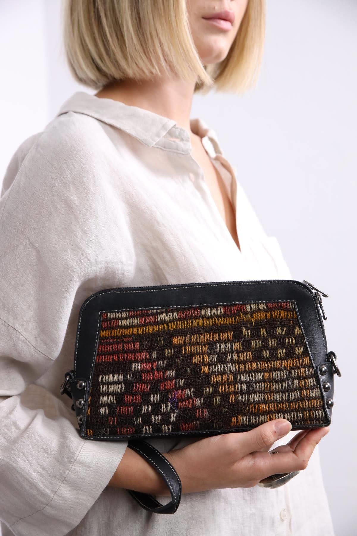 Black Embroidered Chain Strap Handbag - Saman Butik | Shop Online Black Embroidered Chain Strap Handbag