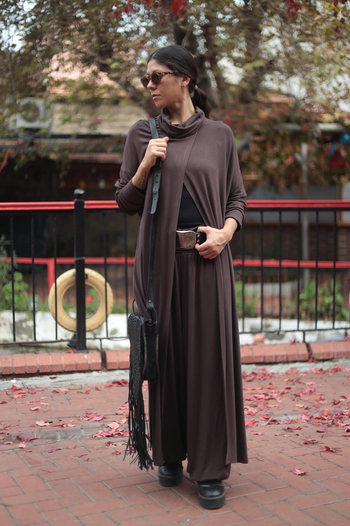 Kahverengi Önü Yırtmaçlı Boğazlı Tunik