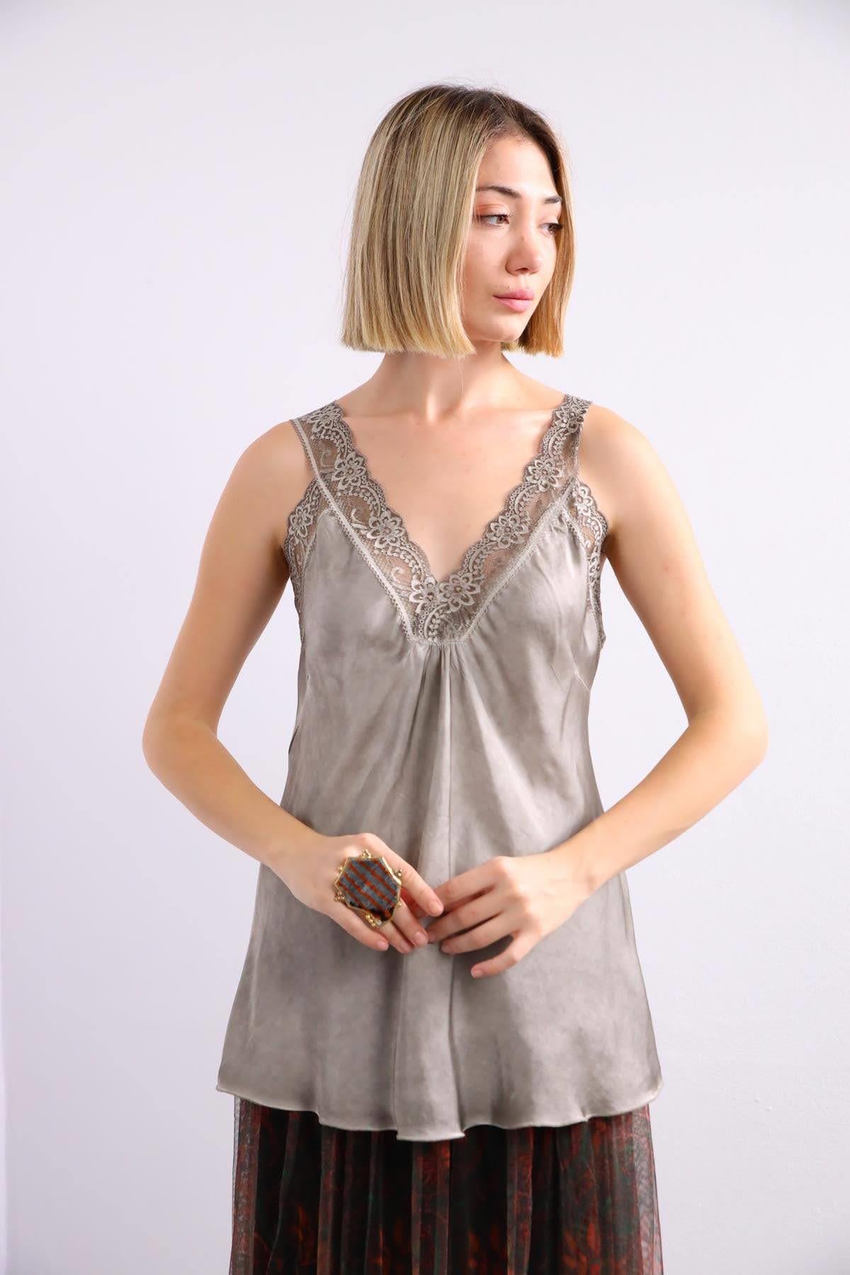  Gri İnce Dantel İşlemeli İpek Atlet