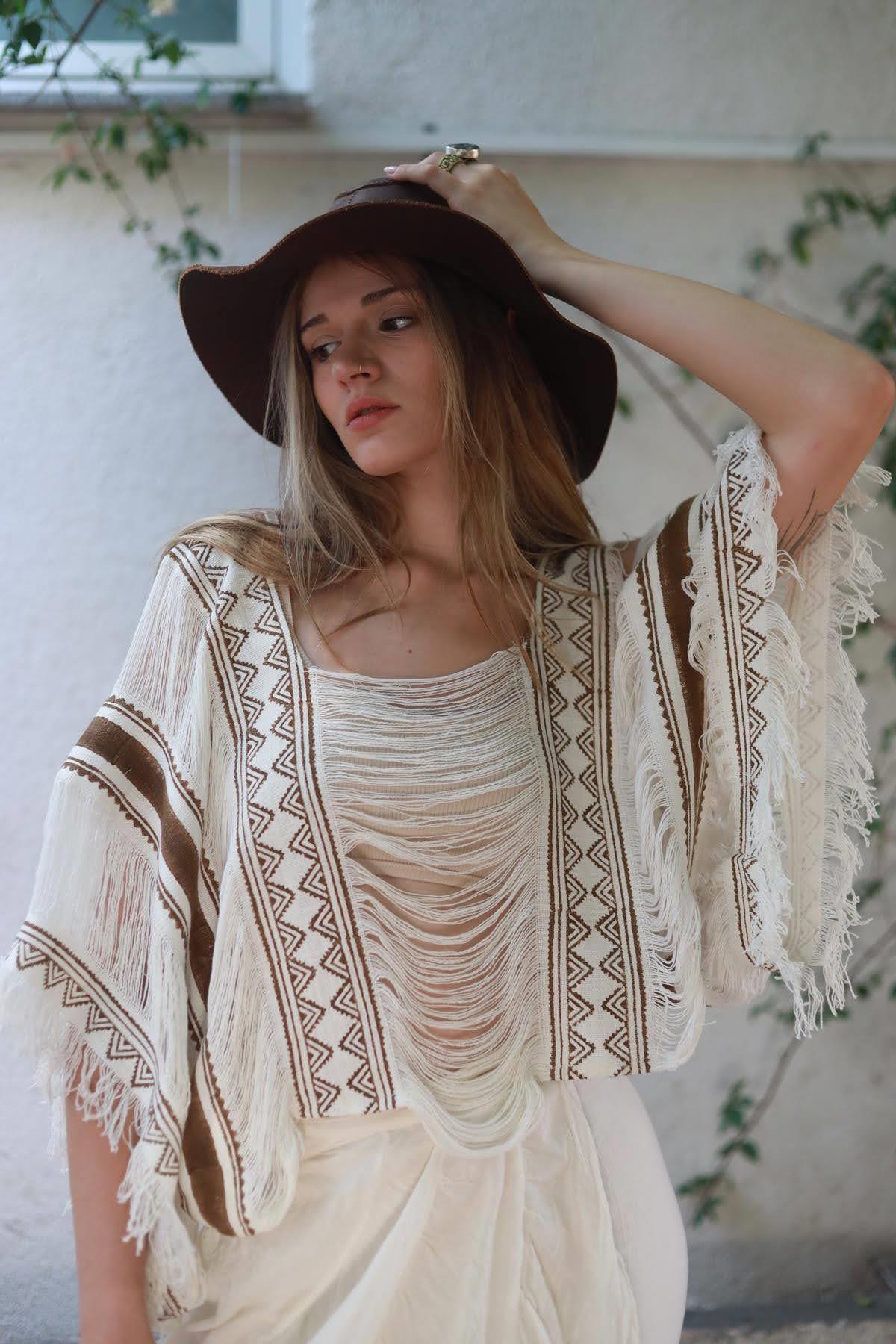 Ekru Kare Yaka Yırtık Detaylı Otantik Panço Bluz