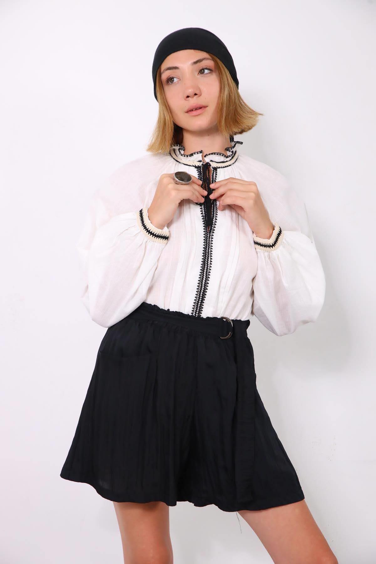 Beyaz Püsküllü Yakası Örgü Detaylı Parçalı Bluz - Şaman Butik Beyaz Püsküllü Yakası Örgü Detaylı Parçalı Bluz