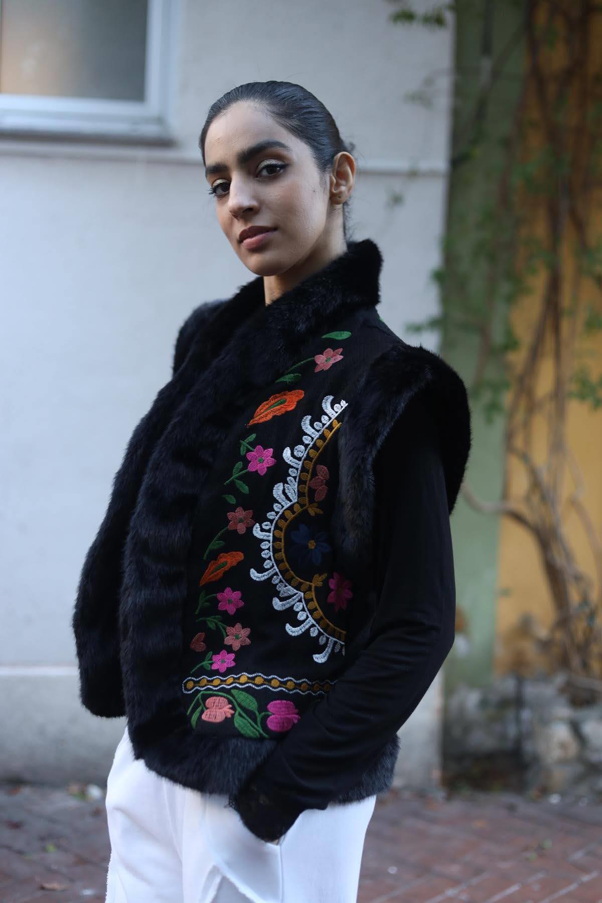 Siyah Kürk Detaylı Nakışlı Yelek