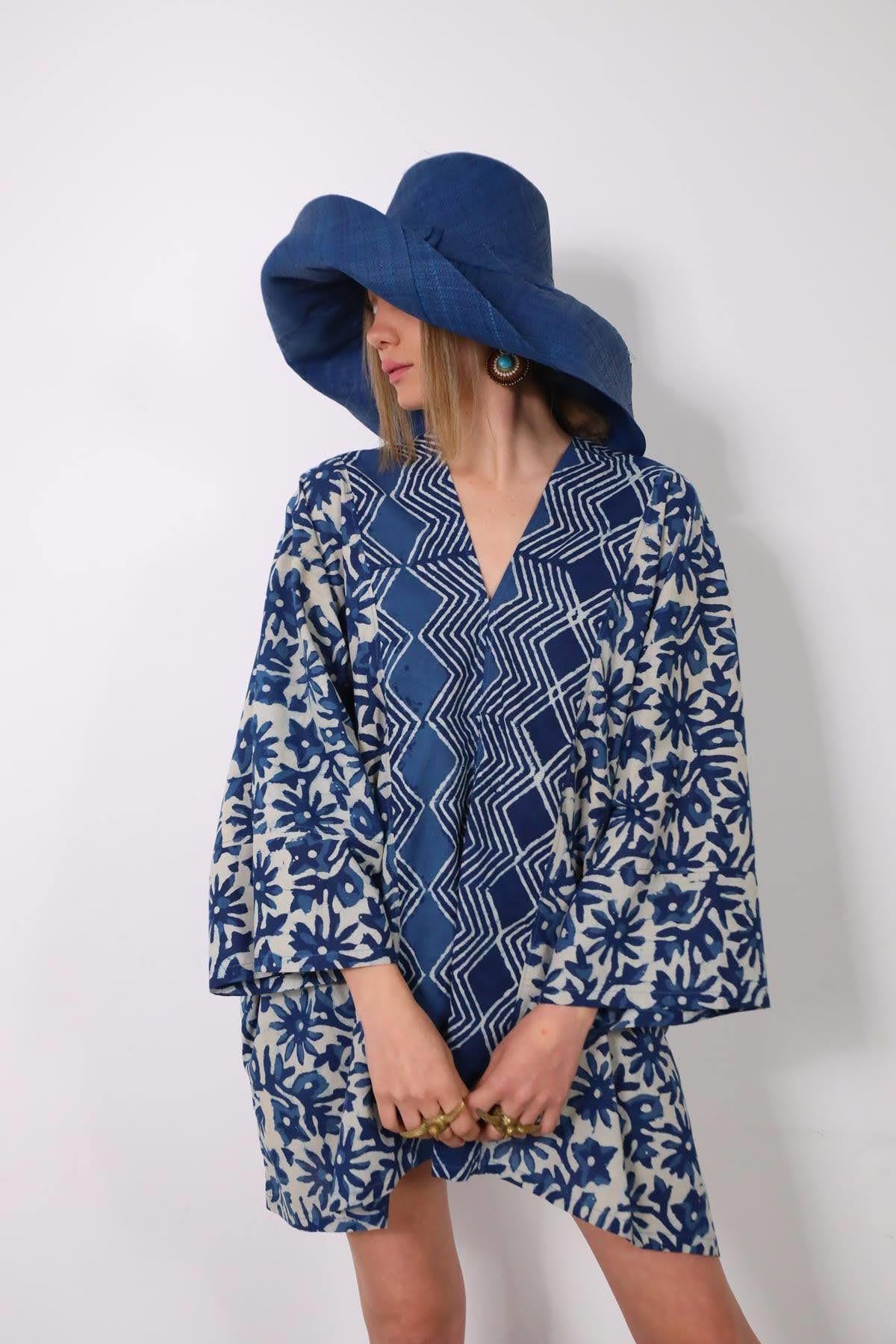 Mavi V Yaka Yarasa Kol Desenli Tunik - Şaman Butik Mavi V Yaka Yarasa Kol Desenli Tunik