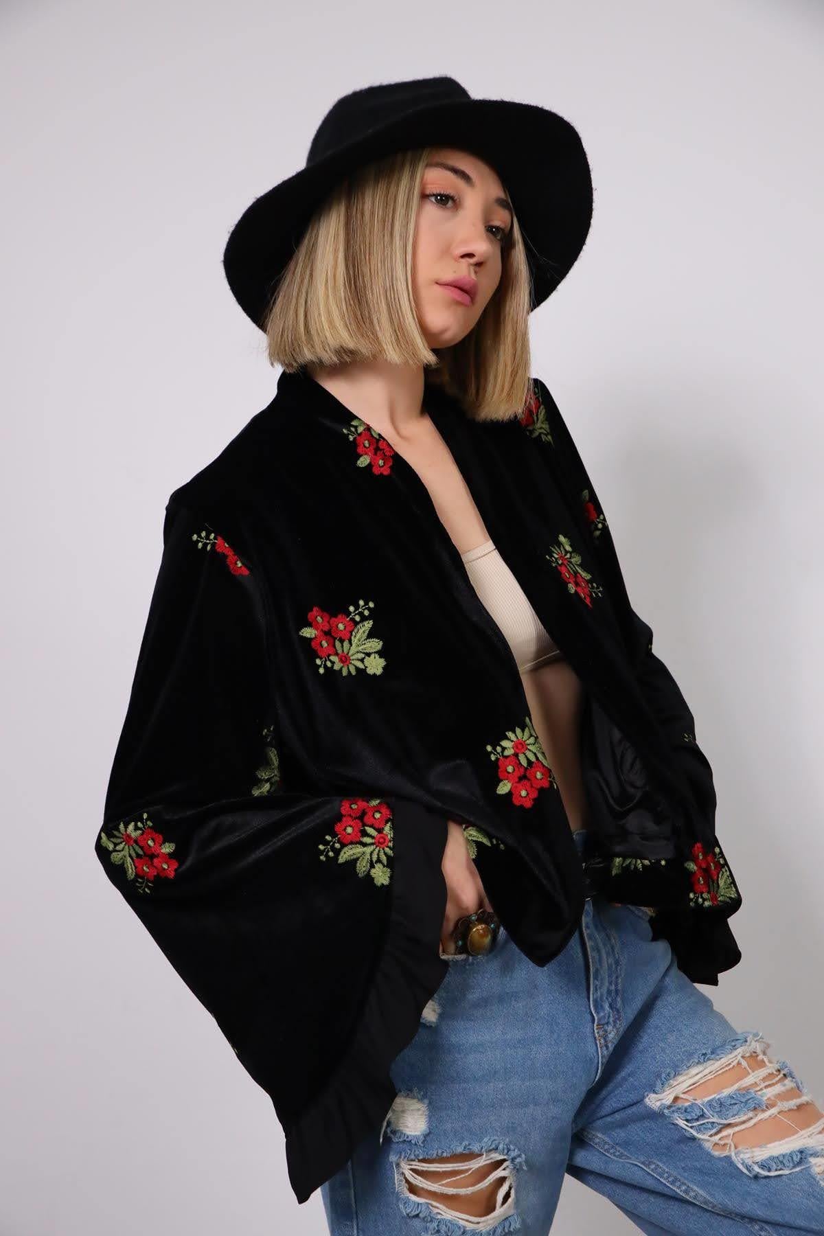 Siyah Çiçek İşlemeli İspanyol Kol Kadife Ceket - Şaman Butik Siyah Çiçek İşlemeli İspanyol Kol Kadife Ceket