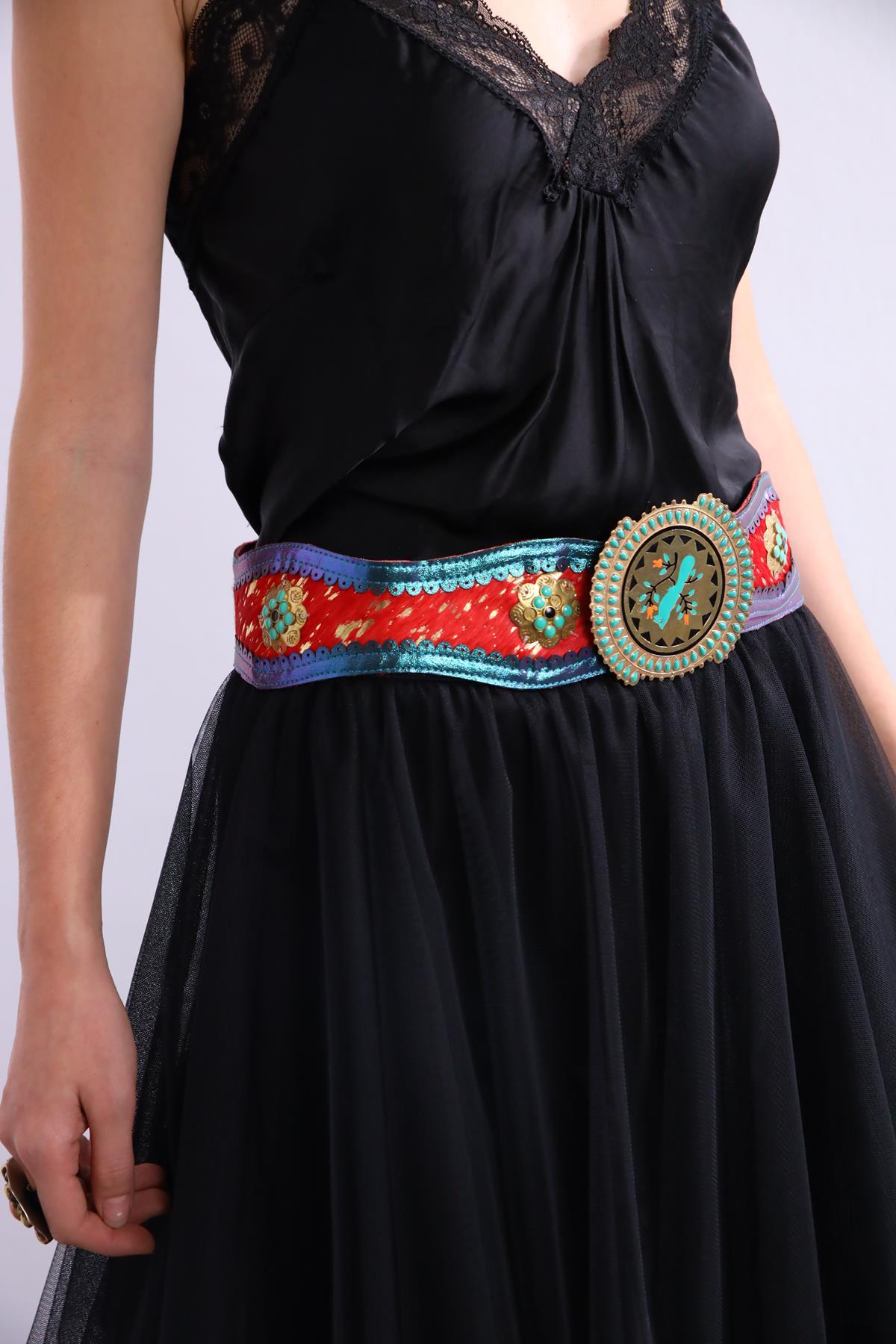 Kırmızı Tay Tüyü Büyük Tokalı Kemer - Şaman Butik Kırmızı Tay Tüyü Büyük Tokalı Kemer