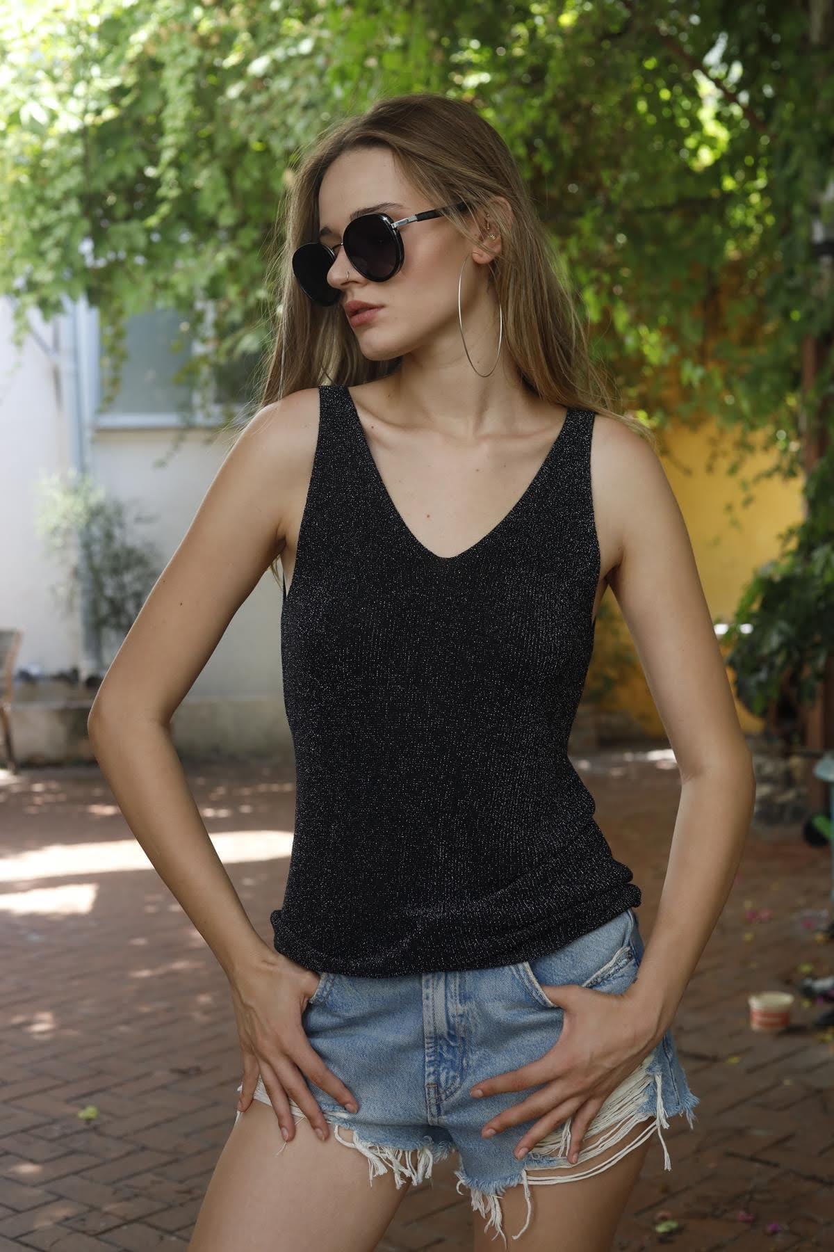 Siyah Önü Arkası V Yaka Simli Bluz