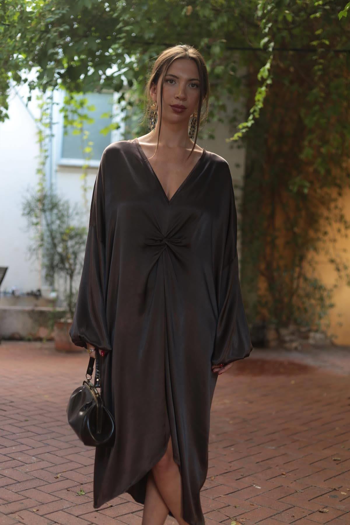 Kahverengi Önü Büzgülü Saten Elbise