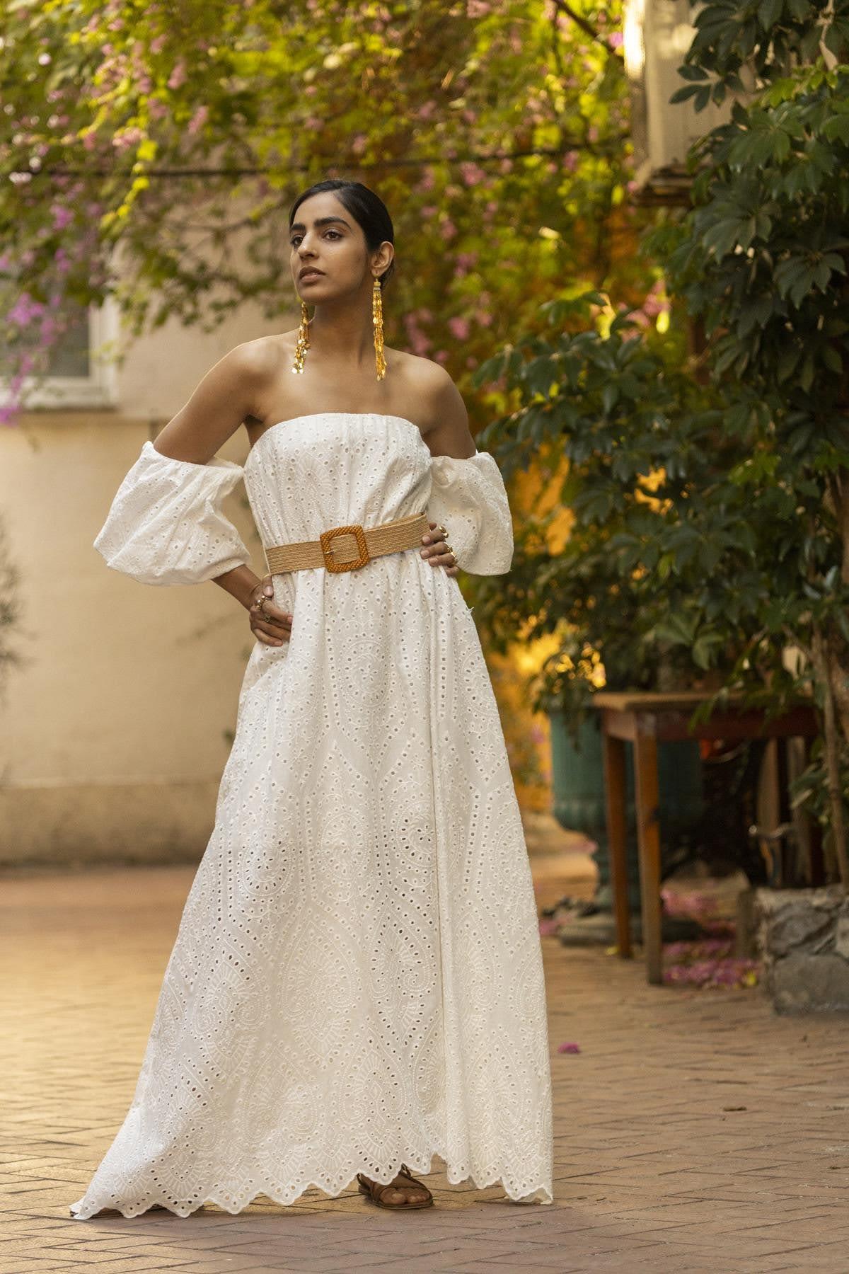 Beyaz Kol Detaylı Madonna Yaka Straplez Dantel Elbise