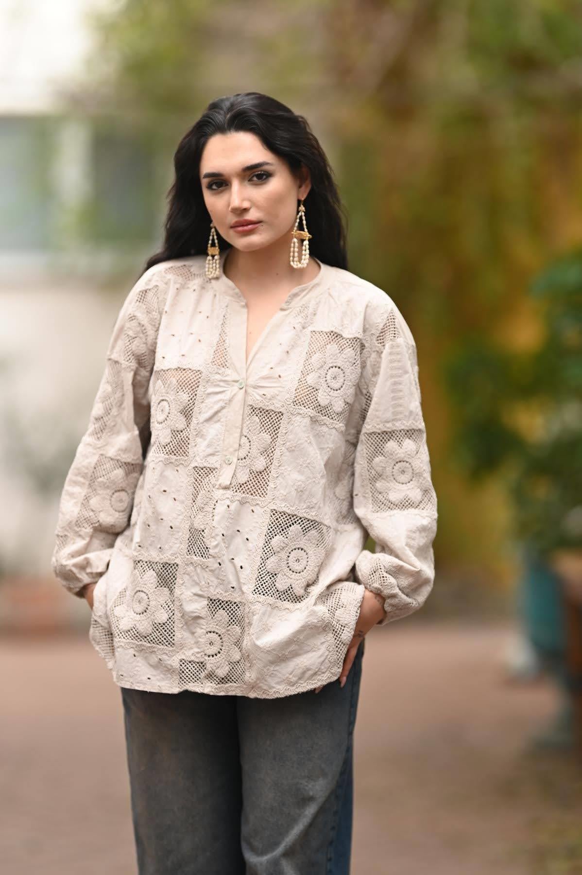 Bej Düğmeli Hakim Yaka Çiçek Fistolu Bluz