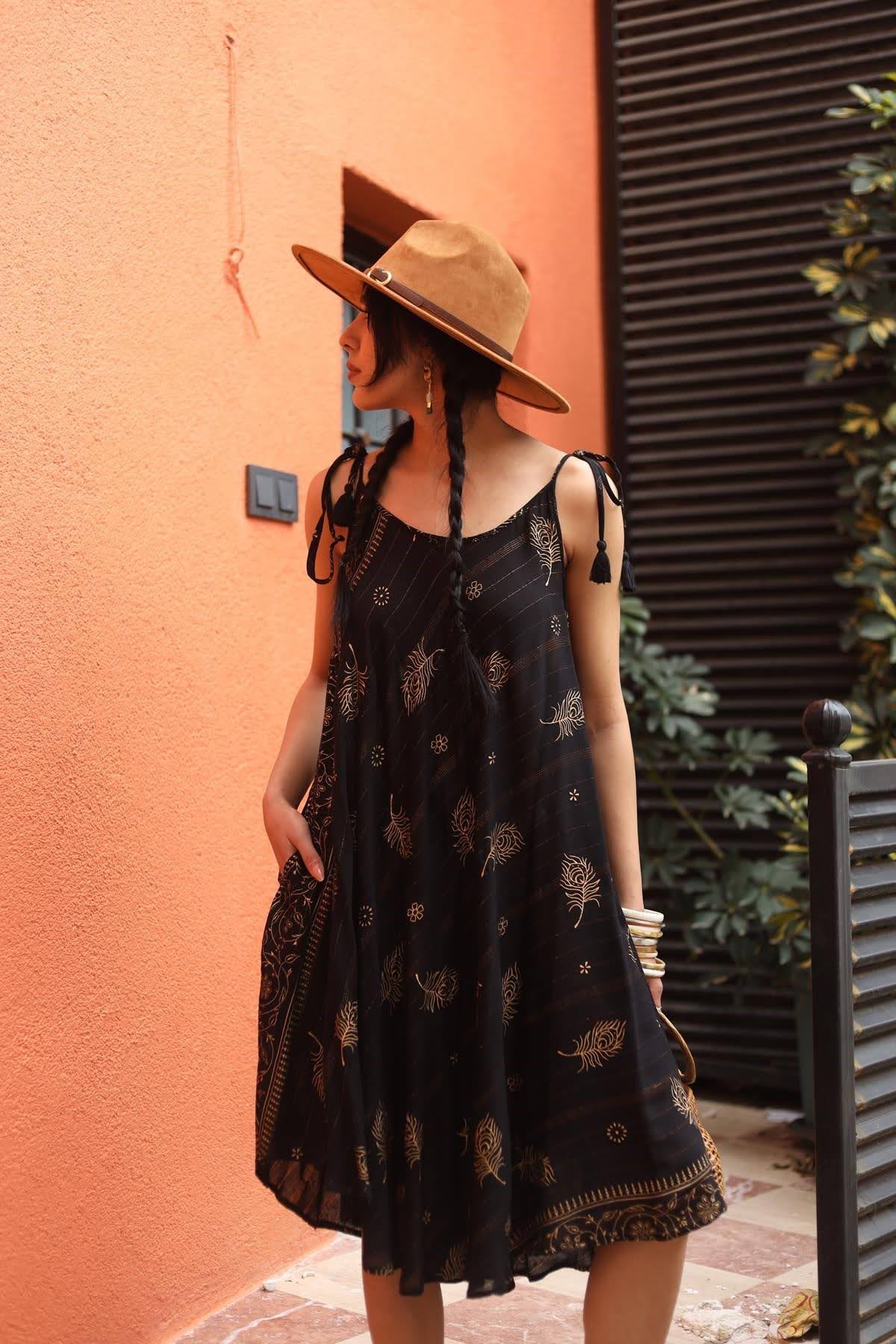 Siyah Gold Çizgili Askılı Kısa Elbise