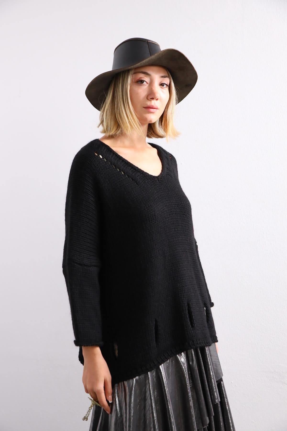 Siyah Lazer Kesim Detaylı V Yaka Kazak - Şaman Butik Siyah Lazer Kesim Detaylı V Yaka Kazak