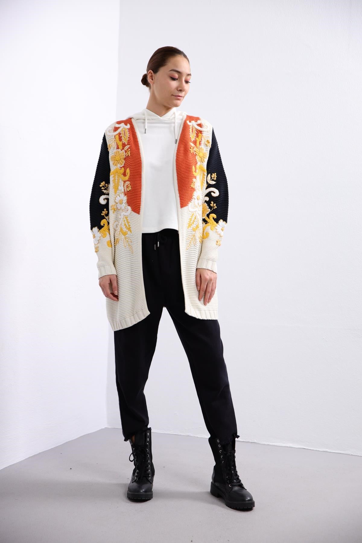 Krem Renkli Çiçekli Örme Ceket - Şaman Butik Krem Renkli Çiçekli Örme Ceket