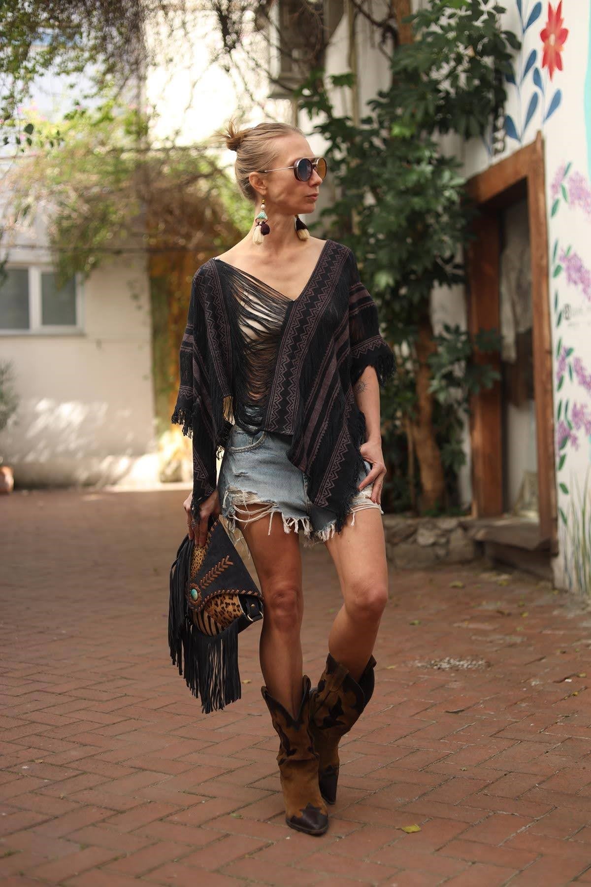 Siyah Kare Yaka Yırtık Detaylı Otantik Panço Bluz