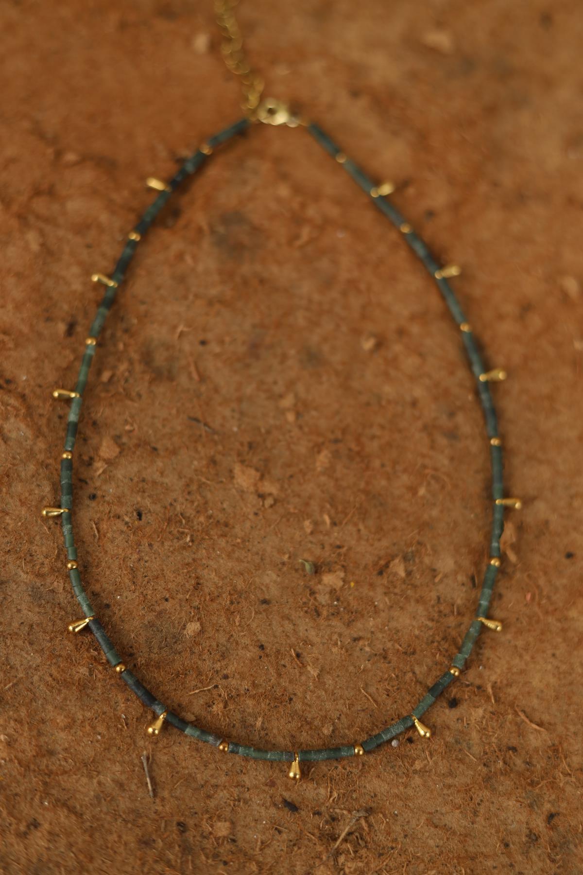 Yeşil Taşlı Damla Detaylı Kolye