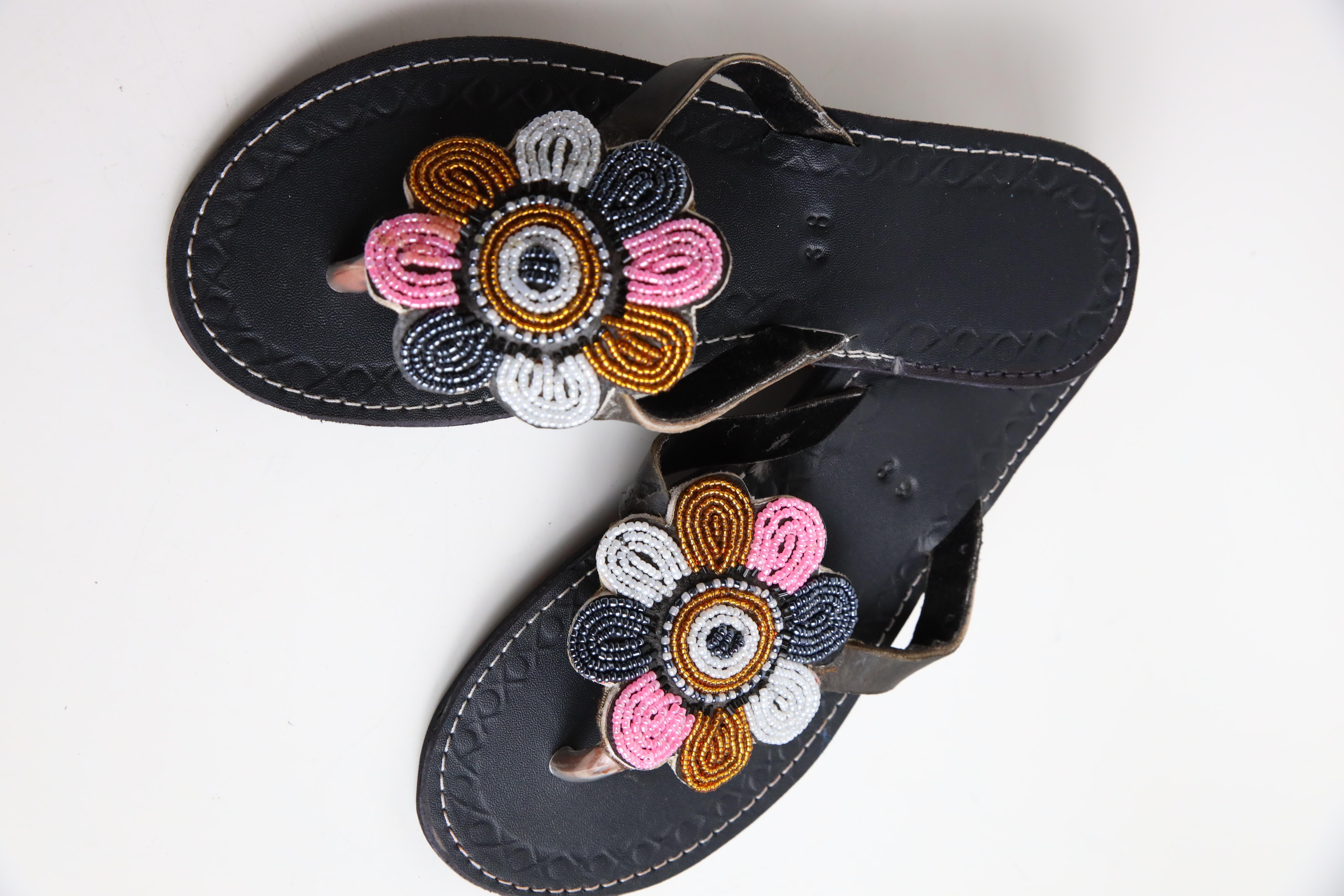 Siyah Boncuk İşlemeli Parmak Arası Terlik - Şaman Butik Siyah Boncuk İşlemeli Parmak Arası Terlik