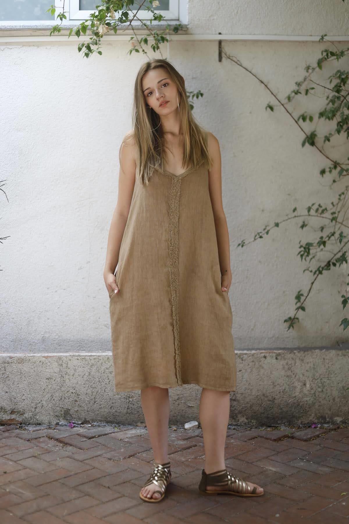 Sütlü Kahve Askılı Saçak Detaylı Kısa Keten Elbise