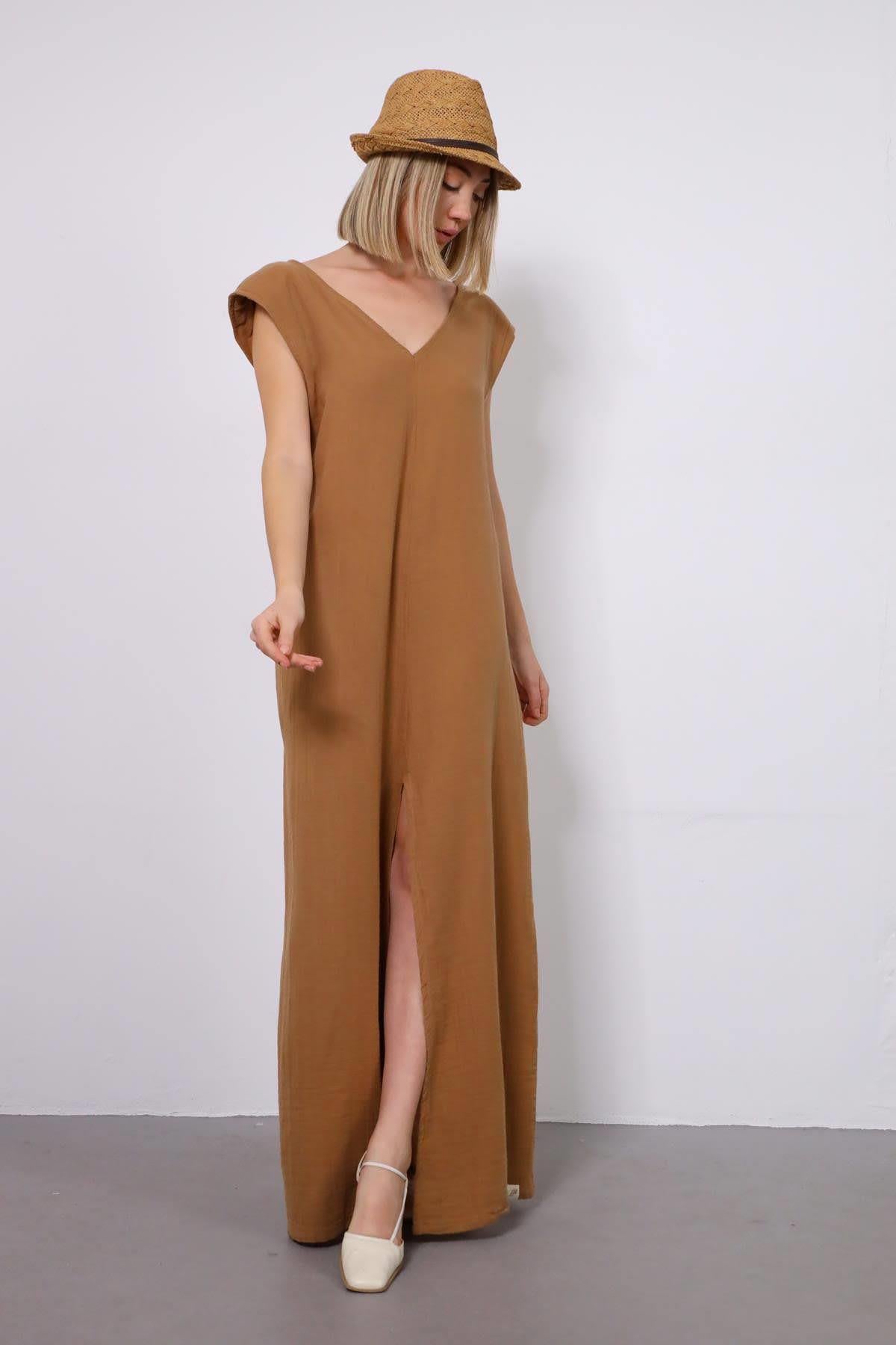  Sütlü Kahve Önü ve Arkası V Yaka Yırtmaçlı Elbise