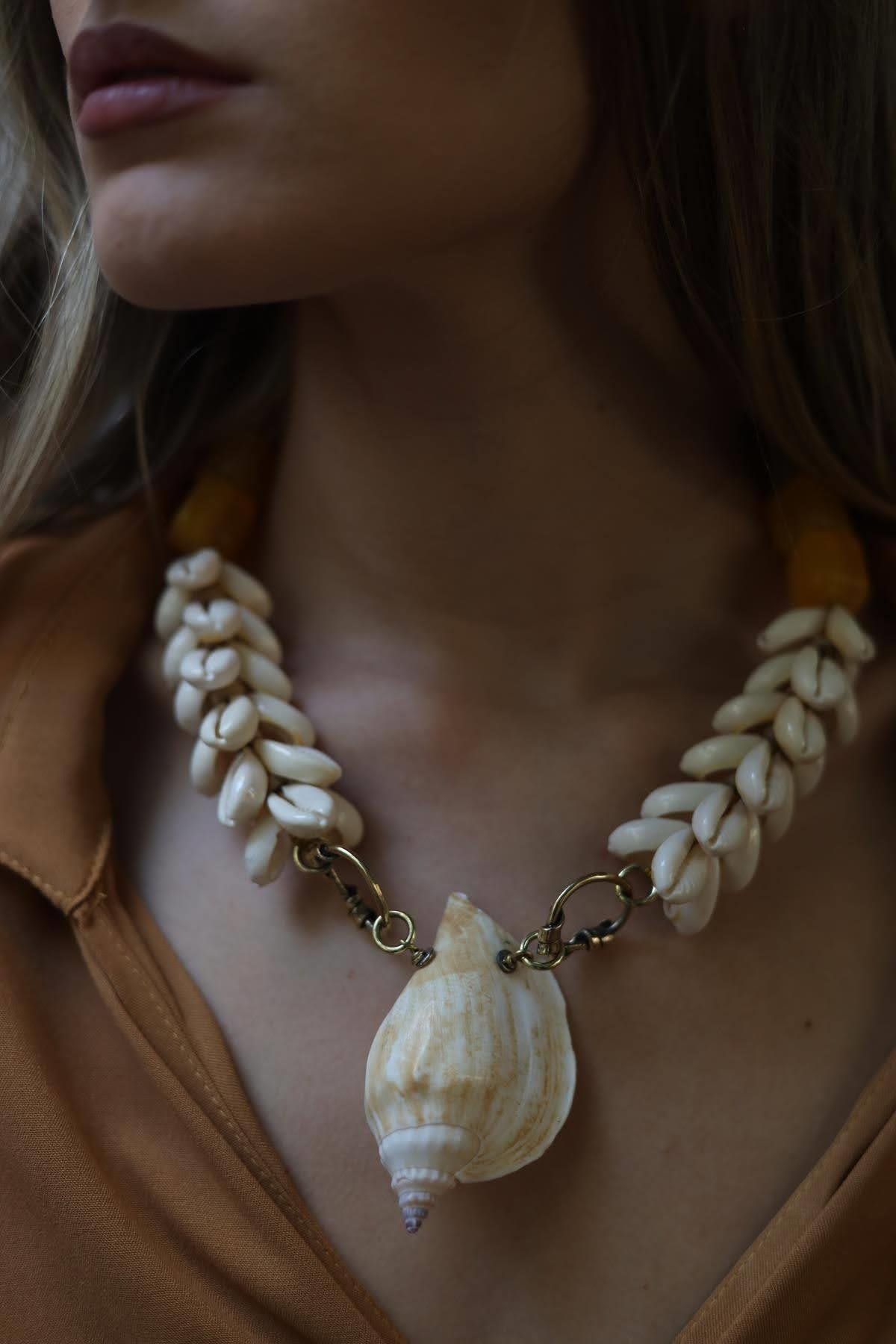 Reçine Detaylı Deniz Kabuğu Kolye