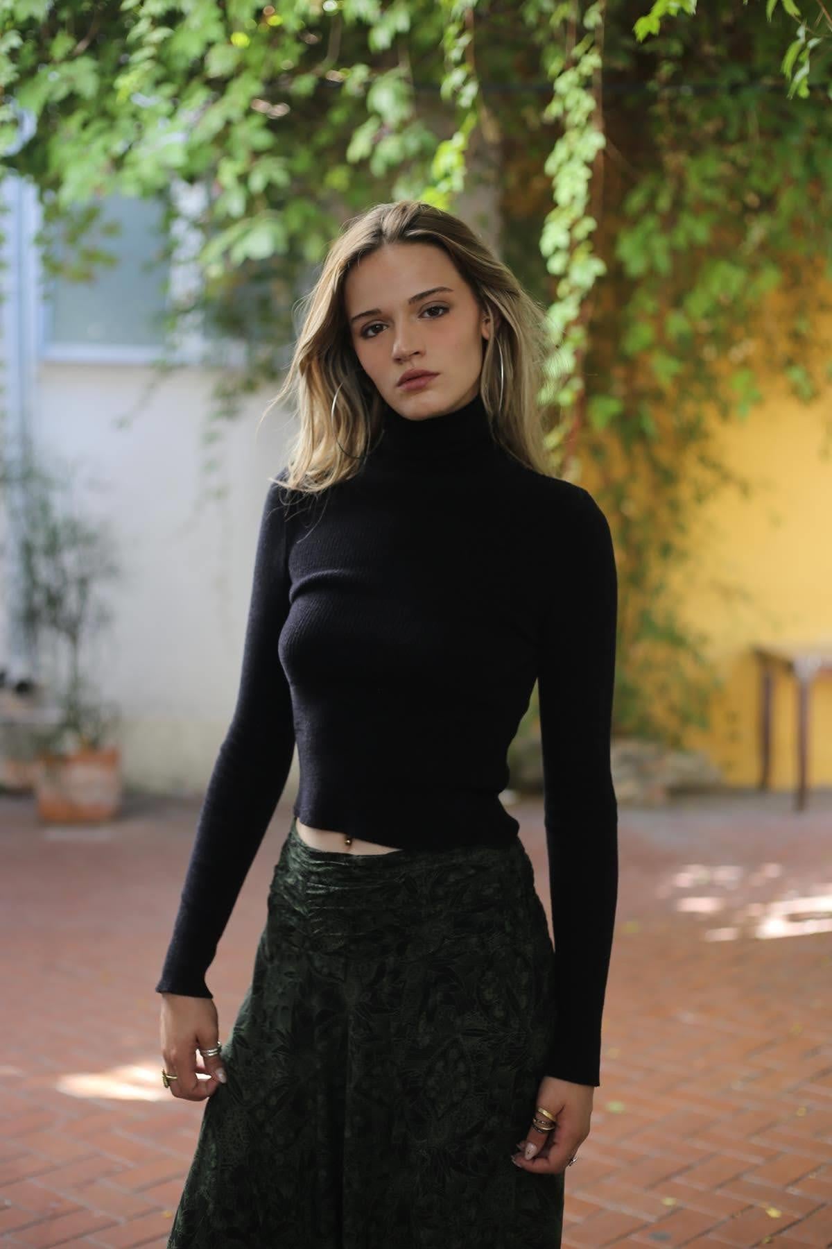 Siyah Balıkçı Yaka Yumuşak Doku Fitilli Bluz