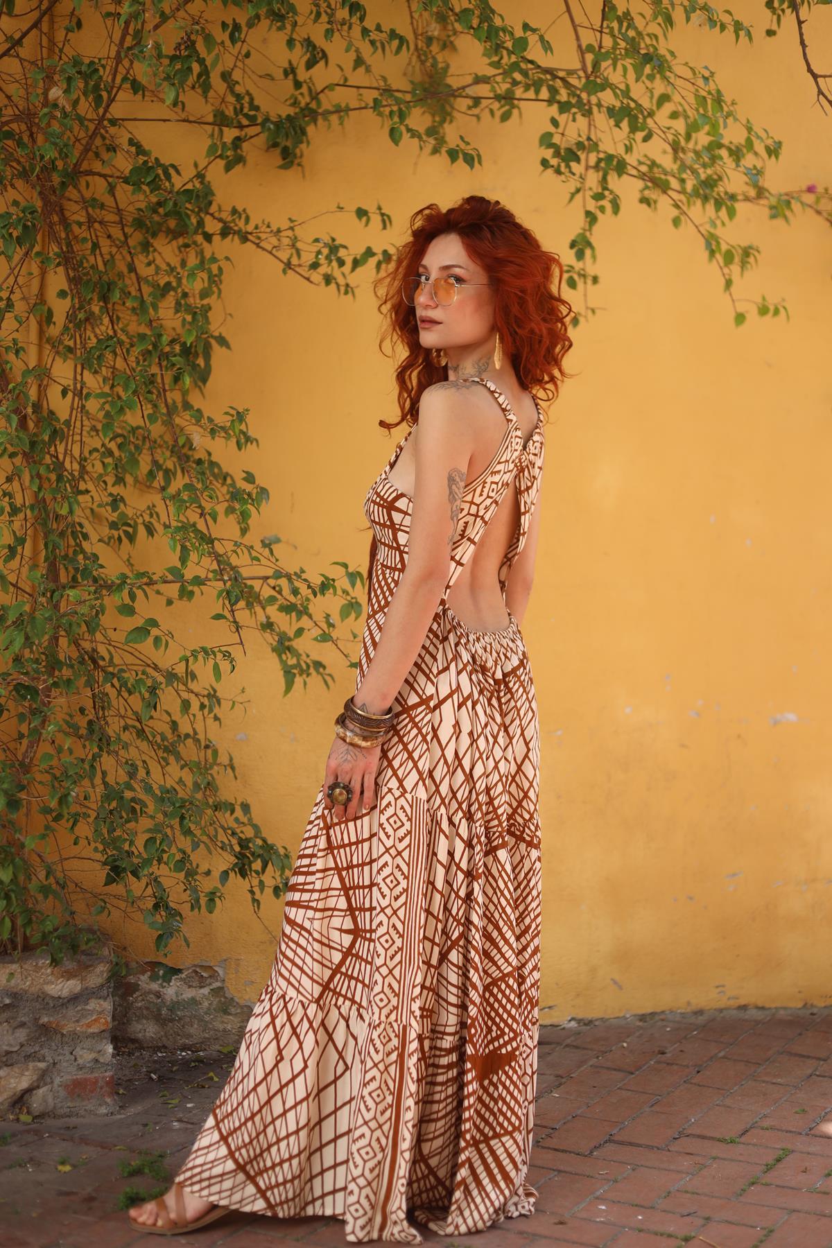 Kahverengi Desenli Sırt Dekolteli Askılı Otantik Elbise