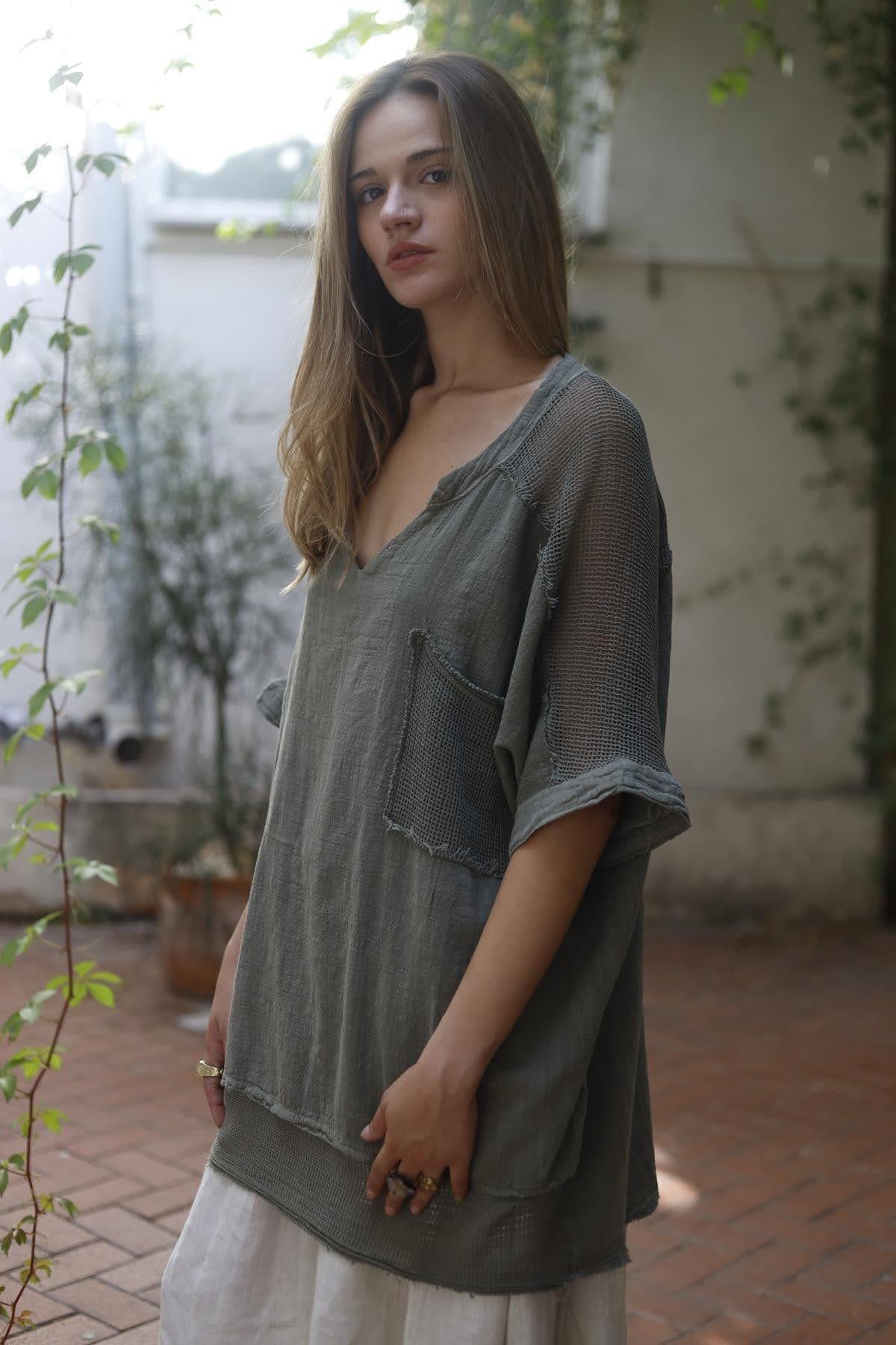 Haki Kesik Yaka Püsküllü File Detaylı Bluz