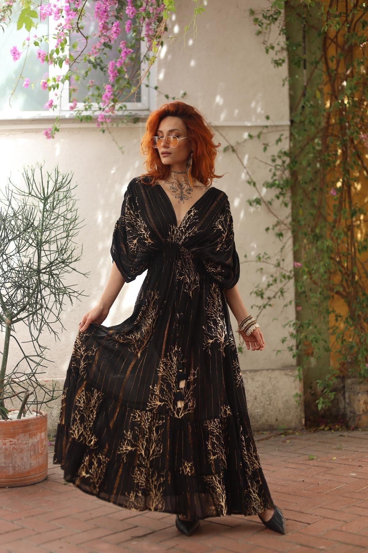 Siyah Gold Detaylı Omzu Büzgülü Otantik Elbise