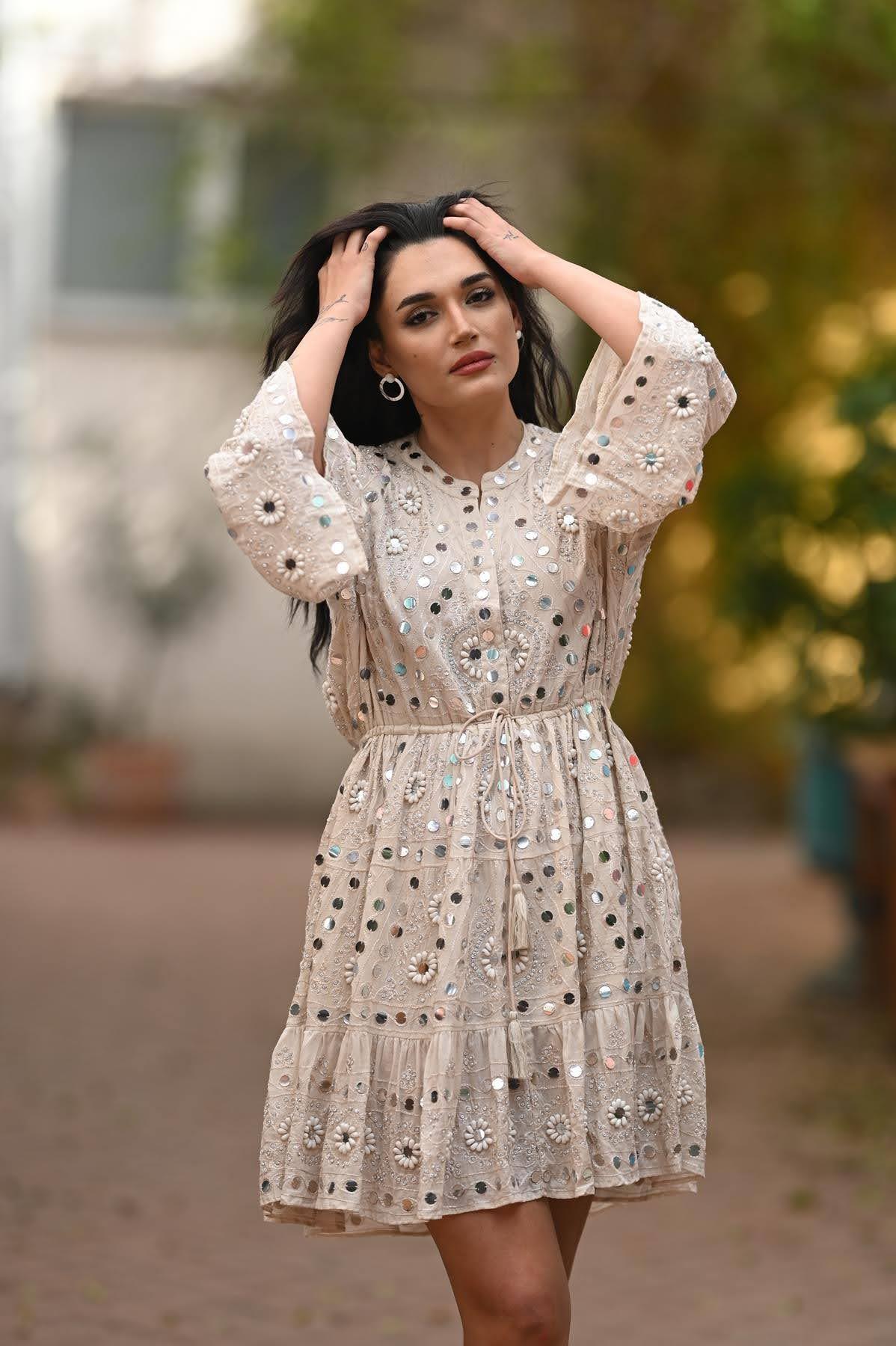 Krem Rengi Çıtçıtlı V Yaka Pul İşlemeli Otantik Elbise
