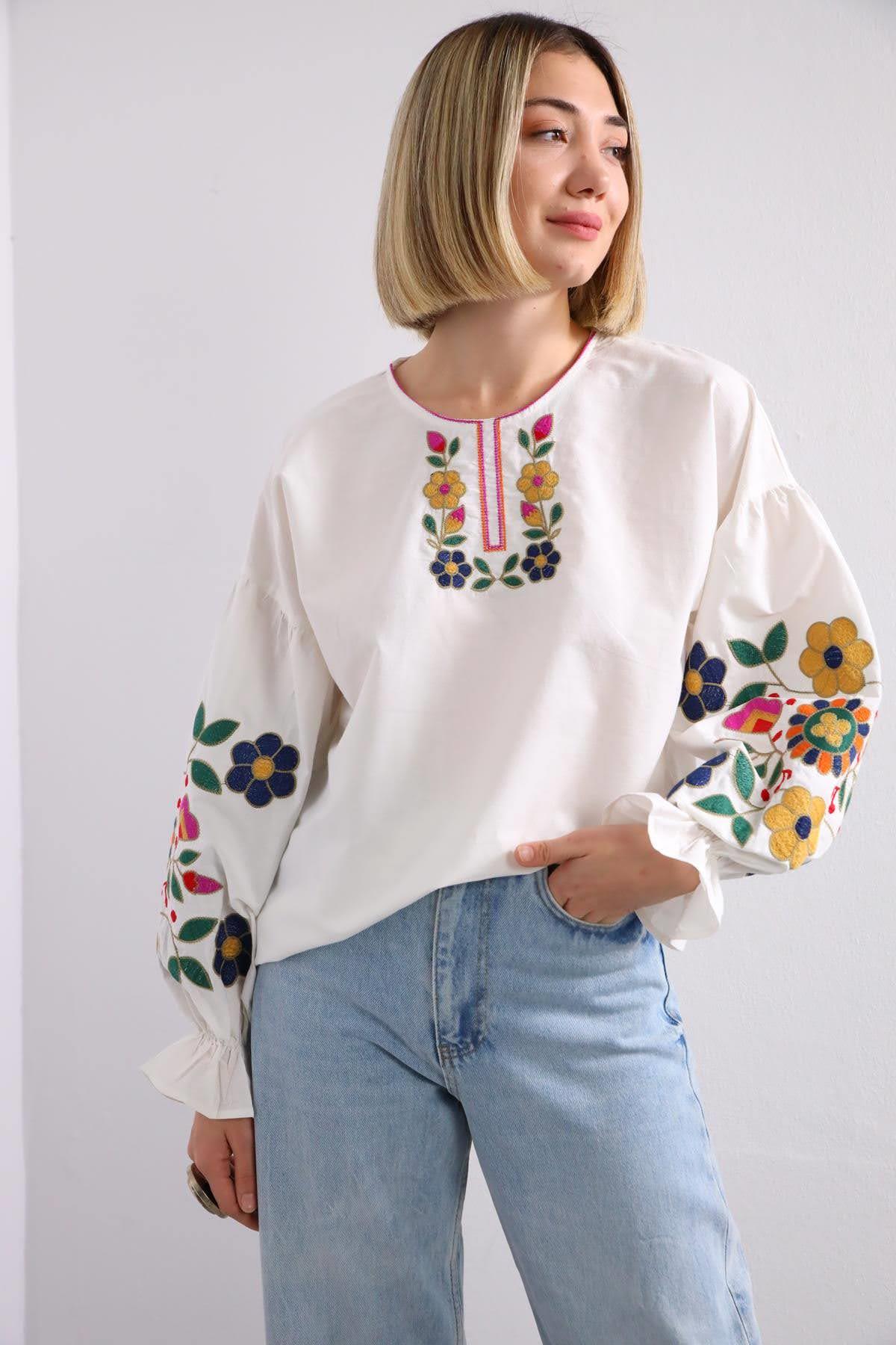 Beyaz Yaka ve Kolları Çiçek İşlemeli Balon Kol Bluz - Şaman Butik Beyaz Yaka ve Kolları Çiçek İşlemeli Balon Kol Bluz