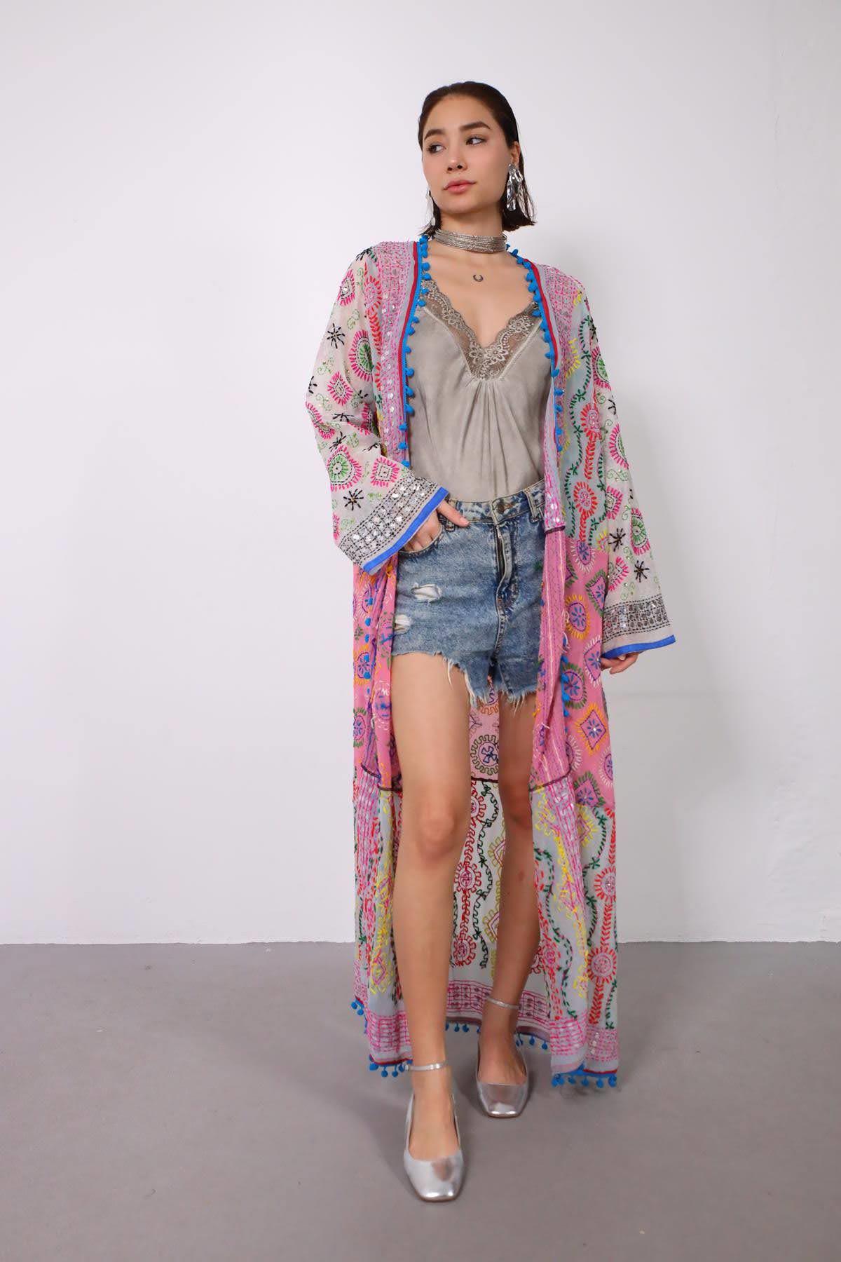 Renkli Pul İşlemeli Kenarları Ponponlu Bohem Kaftan - Şaman Butik Renkli Pul İşlemeli Kenarları Ponponlu Bohem Kaftan