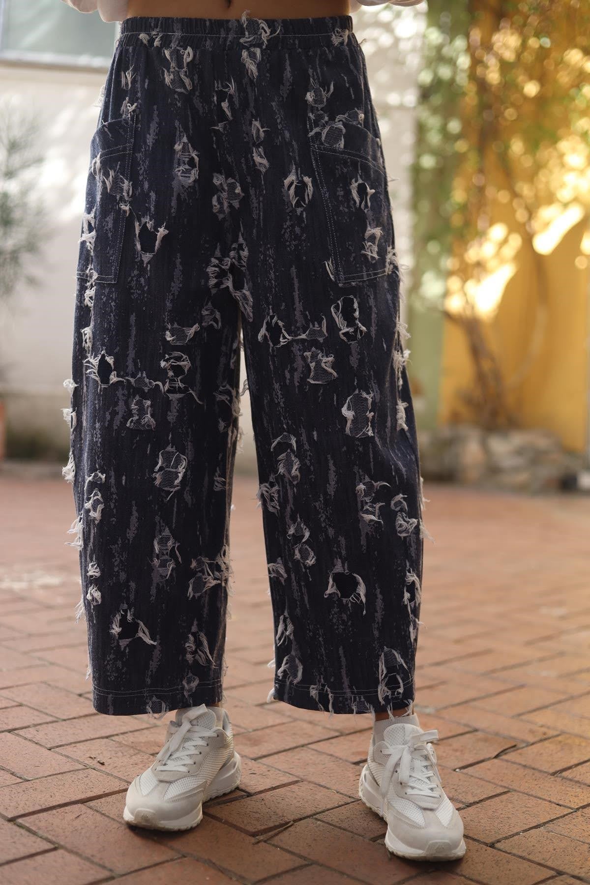 Lacivert Yırtık Görünümlü Kot Pantolon