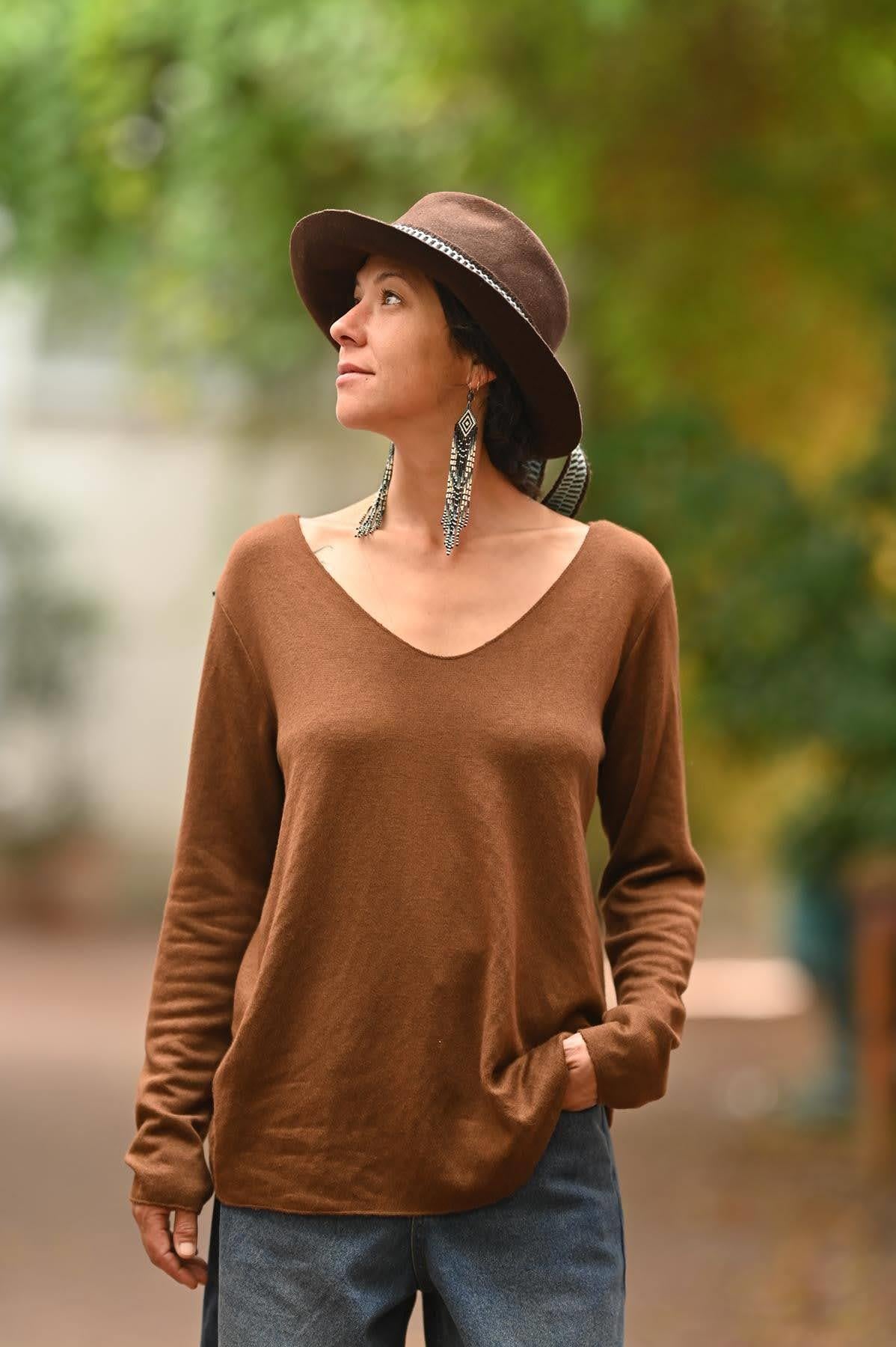 Kahverengi V Yaka İçi Leopar Desenli Triko Bluz